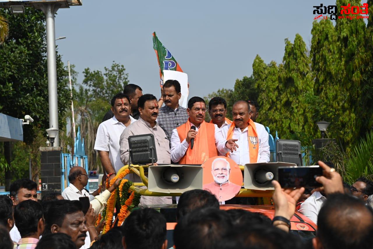 ಮೋದಿ ಅವರ ಹೆಸರು ತೆಗೆದುಕೊಂಡು ಬಯ್ಯದೇ ಇದ್ದಲ್ಲಿ ಸಿದ್ದರಾಮಯ್ಯಗೆ ಊಟ ರಚಿಸುವುದಿಲ್ಲ ಪ್ರಹ್ಲಾದ್ ಜೋಶಿ ಲೇವಡಿ – ಟಗರಿಗೆ ಗುದ್ದಿದ ಕರ್ನಾಟಕ ಚಾಣಕ್ಯ ಪ್ರಹ್ಲಾದ್ ಜೋಶಿ….. ಮೋದಿ ಅವರ ಹೆಸರು ತೆಗೆದುಕೊಂಡು ಬಯ್ಯದೇ ಇದ್ದಲ್ಲಿ ಸಿದ್ದರಾಮಯ್ಯಗೆ ಊಟ ರಚಿಸುವುದಿಲ್ಲ ಪ್ರಹ್ಲಾದ್ ಜೋಶಿ ಲೇವಡಿ – ಟಗರಿಗೆ ಗುದ್ದಿದ ಕರ್ನಾಟಕ ಚಾಣಕ್ಯ ಪ್ರಹ್ಲಾದ್ ಜೋಶಿ…..