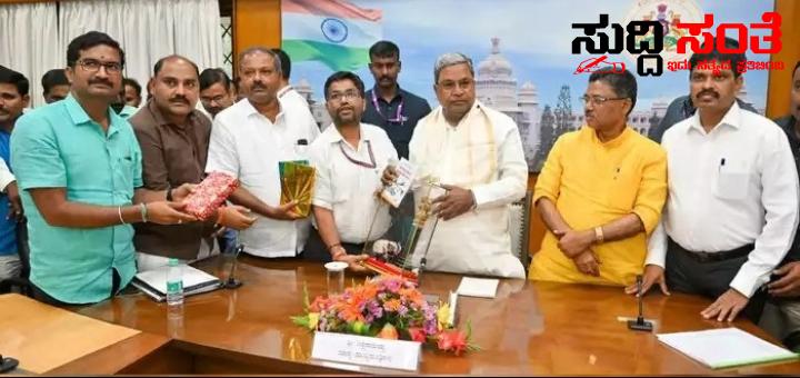 ಸಚಿವ ಸಂಪುಟದಲ್ಲಿ ಶೀಘ್ರದಲ್ಲೇ NPS ರದ್ದು ಕುರಿತು ಚರ್ಚೆ ಮಾಡಿ ನಿರ್ಧಾರ – ರಾಜ್ಯದ ಸರ್ಕಾರಿ ನೌಕರರಿಗೆ ಮುಖ್ಯಮಂತ್ರಿ ಸಿದ್ದರಾಮಯ್ಯ ನೀಡಿದ್ರು ಸಿಹಿಸುದ್ದಿ….. ಸಚಿವ ಸಂಪುಟದಲ್ಲಿ ಶೀಘ್ರದಲ್ಲೇ NPS ರದ್ದು ಕುರಿತು ಚರ್ಚೆ ಮಾಡಿ ನಿರ್ಧಾರ – ರಾಜ್ಯದ ಸರ್ಕಾರಿ ನೌಕರರಿಗೆ ಮುಖ್ಯಮಂತ್ರಿ ಸಿದ್ದರಾಮಯ್ಯ ನೀಡಿದ್ರು ಸಿಹಿಸುದ್ದಿ…..