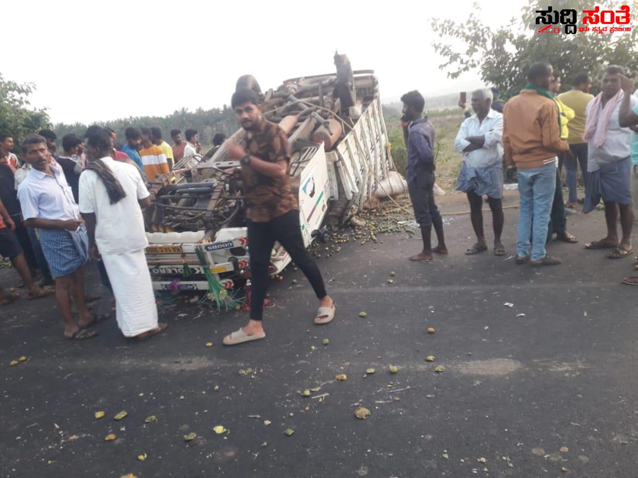 ಬೆಳ್ಳಂ ಬೆಳಿಗ್ಗೆ ಭೀಕರ ಅಪಘಾತ ಮೂವರು ಸಾವು – ಮನೆಗೆ ಹೊರಟಿದ್ದವರು ಮಸನಕ್ಕೆ….. ಬೆಳ್ಳಂ ಬೆಳಿಗ್ಗೆ ಭೀಕರ ಅಪಘಾತ ಮೂವರು ಸಾವು – ಮನೆಗೆ ಹೊರಟಿದ್ದವರು ಮಸನಕ್ಕೆ…..