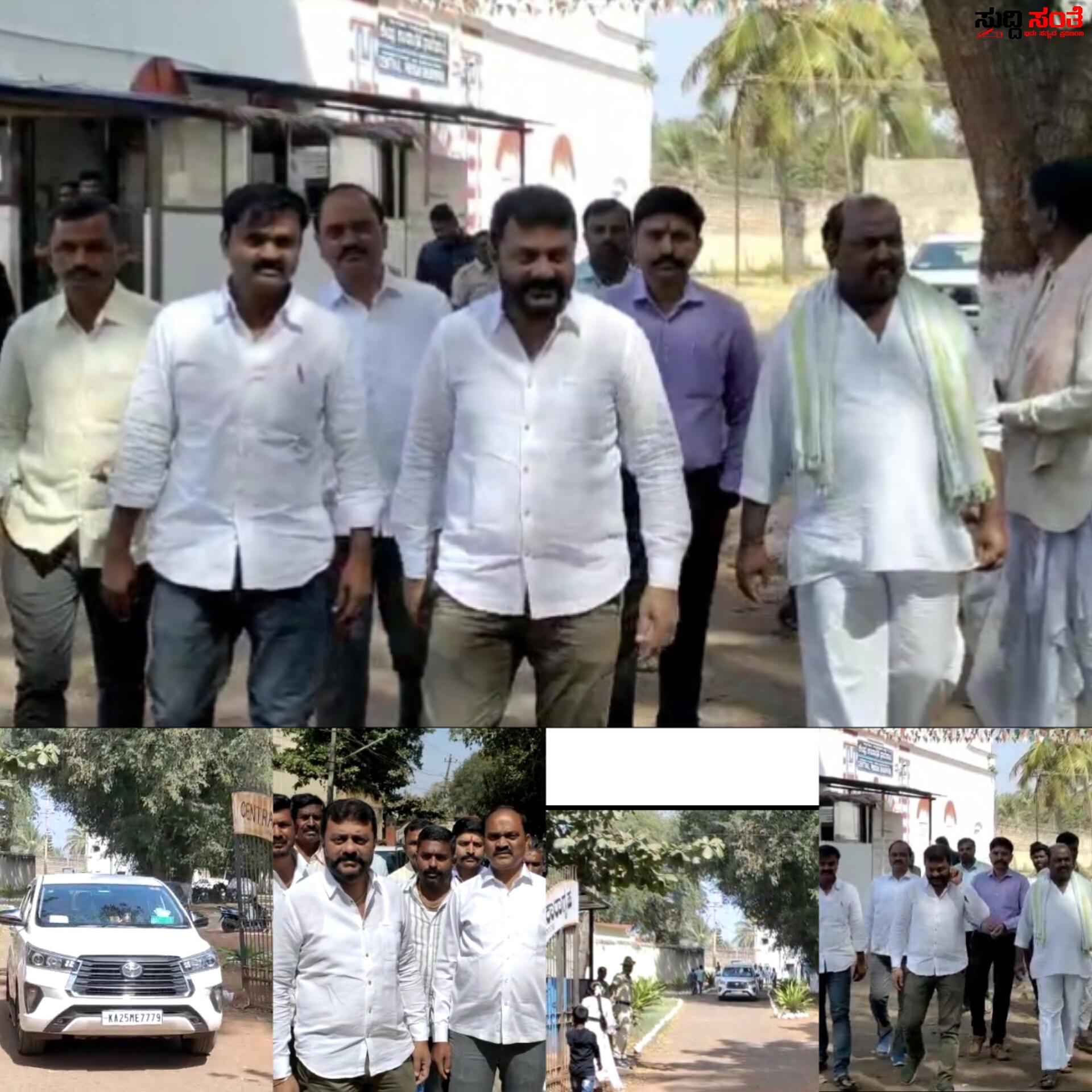 ಬಂಧಿತ ಹಿಂದೂ ಕಾರ್ಯಕರ್ತರನ್ನು ಭೇಟಿಯಾಗಿ ಆತ್ಮಸ್ಥೈರ್ಯ ತುಂಬಿ ಮಾಜಿ ಶಾಸಕ ಅಮೃತ ದೇಸಾಯಿ – ಬಂಧಿತರಿಗೆ ಜಾಮೀನು ಜವಾಬ್ದಾರಿ ತಗೆದುಕೊಂಡ ಧಣಿ ಅರ್ಜಿ ಸಲ್ಲಿಸಿದ ಬೆಳ್ಳಕ್ಕಿ ನ್ಯಾಯವಾದಿಗಳ ಟೀಮ್….. ಬಂಧಿತ ಹಿಂದೂ ಕಾರ್ಯಕರ್ತರನ್ನು ಭೇಟಿಯಾಗಿ ಆತ್ಮಸ್ಥೈರ್ಯ ತುಂಬಿ ಮಾಜಿ ಶಾಸಕ ಅಮೃತ ದೇಸಾಯಿ – ಬಂಧಿತರಿಗೆ ಜಾಮೀನು ಜವಾಬ್ದಾರಿ ತಗೆದುಕೊಂಡ ಧಣಿ ಅರ್ಜಿ ಸಲ್ಲಿಸಿದ ಬೆಳ್ಳಕ್ಕಿ ನ್ಯಾಯವಾದಿಗಳ ಟೀಮ್…..