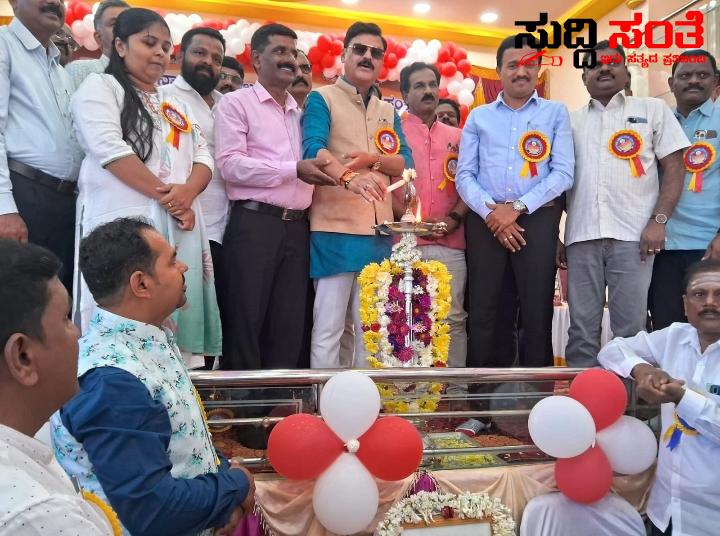ಶಕ್ತಿಮೀರಿ ರಾಜ್ಯ ಸರ್ಕಾರಿ ನೌಕರರ ಬೇಡಿಕೆ ಸಮಸ್ಯೆಗಳನ್ನು ಈಡೇರಿಸಲಾಗುತ್ತಿದೆ ನೌಕರರ ಸಂಘಟನೆ – ಸಂಘವು ಶಕ್ತಿಮೀರಿ ಕೆಲಸ ಮಾಡುತ್ತಿದೆ ಎಂದ ರಾಜ್ಯಾಧ್ಯಕ್ಷರು….. ಶಕ್ತಿಮೀರಿ ರಾಜ್ಯ ಸರ್ಕಾರಿ ನೌಕರರ ಬೇಡಿಕೆ ಸಮಸ್ಯೆಗಳನ್ನು ಈಡೇರಿಸಲಾಗುತ್ತಿದೆ ನೌಕರರ ಸಂಘಟನೆ – ಸಂಘವು ಶಕ್ತಿಮೀರಿ ಕೆಲಸ ಮಾಡುತ್ತಿದೆ ಎಂದ ರಾಜ್ಯಾಧ್ಯಕ್ಷರು…..