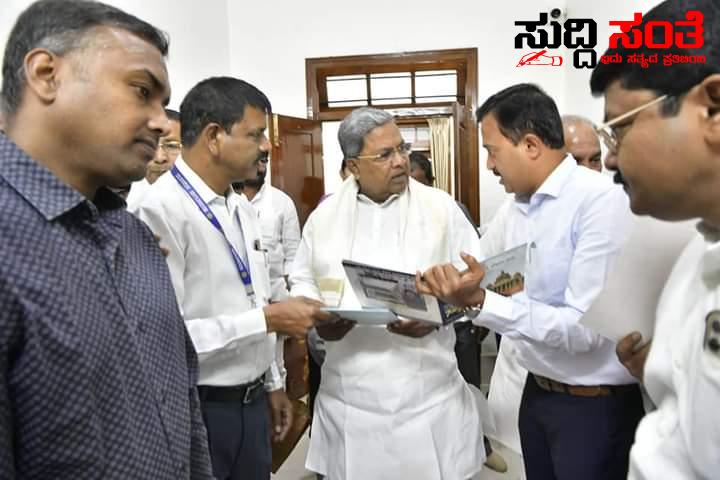 ಸರ್ಕಾರಿ ನೌಕರರ ಮಹಾ ಸಮ್ಮೇಳನಕ್ಕೆ CM ಗೆ ಆಮಂತ್ರಣ ನೀಡಿದ ಸಂಘಟನೆ – ರಾಜ್ಯಾಧ್ಯಕ್ಷ ಷಡಾಕ್ಷರಿ ಅವರ ನೇತ್ರತ್ವದಲ್ಲಿನ ನಿಯೋಗದಿಂದ ನಾಡದೊರೆ ಗೆ ಆಮಂತ್ರಣ….. ಸರ್ಕಾರಿ ನೌಕರರ ಮಹಾ ಸಮ್ಮೇಳನಕ್ಕೆ CM ಗೆ ಆಮಂತ್ರಣ ನೀಡಿದ ಸಂಘಟನೆ – ರಾಜ್ಯಾಧ್ಯಕ್ಷ ಷಡಾಕ್ಷರಿ ಅವರ ನೇತ್ರತ್ವದಲ್ಲಿನ ನಿಯೋಗದಿಂದ ನಾಡದೊರೆ ಗೆ ಆಮಂತ್ರಣ…..