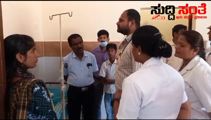 ಬಿಸಿಯೂಟ ಸೇವಿಸಿ ಶಿಕ್ಷಕರು ಸೇರಿ 30 ಕ್ಕೂ ಹೆಚ್ಚು ವಿದ್ಯಾರ್ಥಿಗಳ ಆರೋಗ್ಯದಲ್ಲಿ ಏರುಪೇರು – ಆಸ್ಪತ್ರೆಯಲ್ಲಿ ಶಿಕ್ಷಕರು,ವಿದ್ಯಾರ್ಥಿಗಳಿಗೆ ಚಿಕಿತ್ಸೆ – BEO ಭೇಟಿ ಆರೋಗ್ಯ ವಿಚಾರಣೆ….. ಬಿಸಿಯೂಟ ಸೇವಿಸಿ ಶಿಕ್ಷಕರು ಸೇರಿ 30 ಕ್ಕೂ ಹೆಚ್ಚು ವಿದ್ಯಾರ್ಥಿಗಳ ಆರೋಗ್ಯದಲ್ಲಿ ಏರುಪೇರು – ಆಸ್ಪತ್ರೆಯಲ್ಲಿ ಶಿಕ್ಷಕರು,ವಿದ್ಯಾರ್ಥಿಗಳಿಗೆ ಚಿಕಿತ್ಸೆ – BEO ಭೇಟಿ ಆರೋಗ್ಯ ವಿಚಾರಣೆ…..