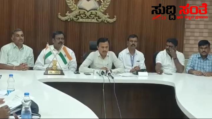 7ನೇ ವೇತನ ಆಯೋಗ ಸೇರಿದಂತೆ ಸರ್ಕಾರಿ ನೌಕರರ ಬೇಡಿಕೆಗಳ ಕುರಿತಂತೆ ಷಡಾಕ್ಷರಿಯವರಿಂದ ಮಹತ್ವದ ಮಾಹಿತಿ – ರಾಜ್ಯ ಸರ್ಕಾರಿ ನೌಕರರಿಗೆ ಭರವಸೆಯ ಮಾತುಗಳೊಂದಿಗೆ ನೌಕರರಿಗೆ ಹೇಳಿದ್ದೇನು ಗೊತ್ತಾ…..ಸರ್ಕಾರಕ್ಕೆ ನೀಡಿದ ಸಂದೇಶ ಎನು ನೋಡಿ ಷಡಾಕ್ಷರಿಯವರೇ ಮಾತನಾಡಿದ್ದಾರೆ….. 7ನೇ ವೇತನ ಆಯೋಗ ಸೇರಿದಂತೆ ಸರ್ಕಾರಿ ನೌಕರರ ಬೇಡಿಕೆಗಳ ಕುರಿತಂತೆ ಷಡಾಕ್ಷರಿಯವರಿಂದ ಮಹತ್ವದ ಮಾಹಿತಿ – ರಾಜ್ಯ ಸರ್ಕಾರಿ ನೌಕರರಿಗೆ ಭರವಸೆಯ ಮಾತುಗಳೊಂದಿಗೆ ನೌಕರರಿಗೆ ಹೇಳಿದ್ದೇನು ಗೊತ್ತಾ…..ಸರ್ಕಾರಕ್ಕೆ ನೀಡಿದ ಸಂದೇಶ ಎನು ನೋಡಿ ಷಡಾಕ್ಷರಿಯವರೇ ಮಾತನಾಡಿದ್ದಾರೆ…..