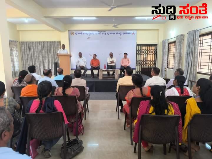 ಬೆಳಗಾವಿ ವಿಭಾಗೀಯ JD ಕಚೇರಿಯ ಸಹಾಯಕ ನಿರ್ದೇಶಕರನ್ನು ಬರಮಾಡಿಕೊಂಡ ಧಾರವಾಡ ಸರ್ಕಾರಿ ನೌಕರರು – ರವೀಂದ್ರ ಪಿ.ದ್ಯಾಬೇರಿ ಯವರನ್ನು ಸ್ವಾಗತಿಸಿದ ಜಿಲ್ಲಾಧ್ಯಕ್ಷ SF ಸಿದ್ದನಗೌಡರ ನೇತ್ರತ್ವದಲ್ಲಿನ ಟೀಮ್….. ಬೆಳಗಾವಿ ವಿಭಾಗೀಯ JD ಕಚೇರಿಯ ಸಹಾಯಕ ನಿರ್ದೇಶಕರನ್ನು ಬರಮಾಡಿಕೊಂಡ ಧಾರವಾಡ ಸರ್ಕಾರಿ ನೌಕರರು – ರವೀಂದ್ರ ಪಿ.ದ್ಯಾಬೇರಿ ಯವರನ್ನು ಸ್ವಾಗತಿಸಿದ ಜಿಲ್ಲಾಧ್ಯಕ್ಷ SF ಸಿದ್ದನಗೌಡರ ನೇತ್ರತ್ವದಲ್ಲಿನ ಟೀಮ್…..