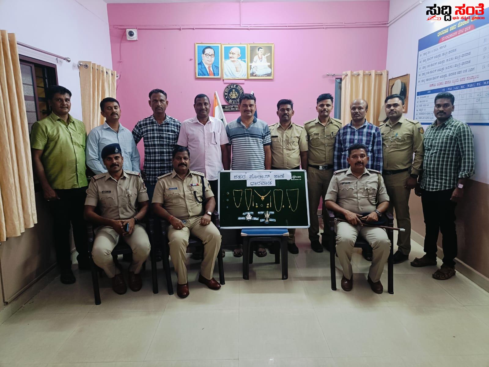 ಮನೆಗಳ್ಳರನ್ನು ಬಂಧನ ಮಾಡಿದ ಶಹರ ಠಾಣೆ ಪೊಲೀಸರು – ಇನ್ಸಪೆಕ್ಟರ್ ವಿಶ್ವನಾಥ ಚೌಗಲೆ ನೇತ್ರತ್ವದಲ್ಲಿ ನಡೆಯಿತು ಭರ್ಜರಿ ಕಾರ್ಯಾಚರಣೆ ಸಿಬ್ಬಂದಿಗಳ ಕಾರ್ಯಕ್ಕೆ ಆಯುಕ್ತರ ಮೆಚ್ಚುಗೆ….. ಮನೆಗಳ್ಳರನ್ನು ಬಂಧನ ಮಾಡಿದ ಶಹರ ಠಾಣೆ ಪೊಲೀಸರು – ಇನ್ಸಪೆಕ್ಟರ್ ವಿಶ್ವನಾಥ ಚೌಗಲೆ ನೇತ್ರತ್ವದಲ್ಲಿ ನಡೆಯಿತು ಭರ್ಜರಿ ಕಾರ್ಯಾಚರಣೆ ಸಿಬ್ಬಂದಿಗಳ ಕಾರ್ಯಕ್ಕೆ ಆಯುಕ್ತರ ಮೆಚ್ಚುಗೆ…..