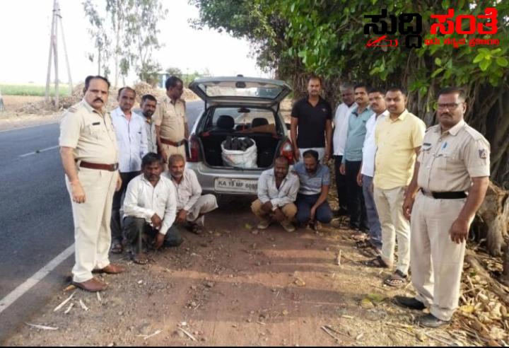ಚುನಾವಣೆ ಘೋಷಣೆ ಬೆನ್ನಲ್ಲೇ ಅಕ್ರಮವಾಗಿ ಸಾಗಾಟ ಮಾಡುತ್ತಿದ್ದ 2 ಲಕ್ಷ ವಶ – ಚೆಕ್ ಪೋಸ್ಟ್ ನಲ್ಲಿ ಕಾರಿನೊಂದಿಗೆ ನಾಲ್ವರು ಆರೋಪಿಗಳ ಬಂಧನ….. ಚುನಾವಣೆ ಘೋಷಣೆ ಬೆನ್ನಲ್ಲೇ ಅಕ್ರಮವಾಗಿ ಸಾಗಾಟ ಮಾಡುತ್ತಿದ್ದ 2 ಲಕ್ಷ ವಶ – ಚೆಕ್ ಪೋಸ್ಟ್ ನಲ್ಲಿ ಕಾರಿನೊಂದಿಗೆ ನಾಲ್ವರು ಆರೋಪಿಗಳ ಬಂಧನ…..