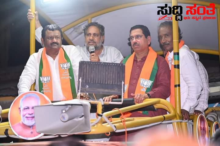 ನವಲಗುಂದದಲ್ಲಿ ಪ್ರಹ್ಲಾದ್ ಜೋಶಿ ಭರ್ಜರಿ ರೋಡ್ ಶೋ – ಶಂಕರ ಪಾಟೀಲ್ ಮುನೇನಕೊಪ್ಪ ನೇತ್ರತ್ವದಲ್ಲಿ ನಡೆಯಿತು ಮತಯಾಚನೆ ಜೋಶಿ ಯವರಿಗೆ ಸಿಕ್ಕಿತು ಅಭೂತಪೂರ್ವ ಬೆಂಬಲ….. ನವಲಗುಂದದಲ್ಲಿ ಪ್ರಹ್ಲಾದ್ ಜೋಶಿ ಭರ್ಜರಿ ರೋಡ್ ಶೋ – ಶಂಕರ ಪಾಟೀಲ್ ಮುನೇನಕೊಪ್ಪ ನೇತ್ರತ್ವದಲ್ಲಿ ನಡೆಯಿತು ಮತಯಾಚನೆ ಜೋಶಿ ಯವರಿಗೆ ಸಿಕ್ಕಿತು ಅಭೂತಪೂರ್ವ ಬೆಂಬಲ…..