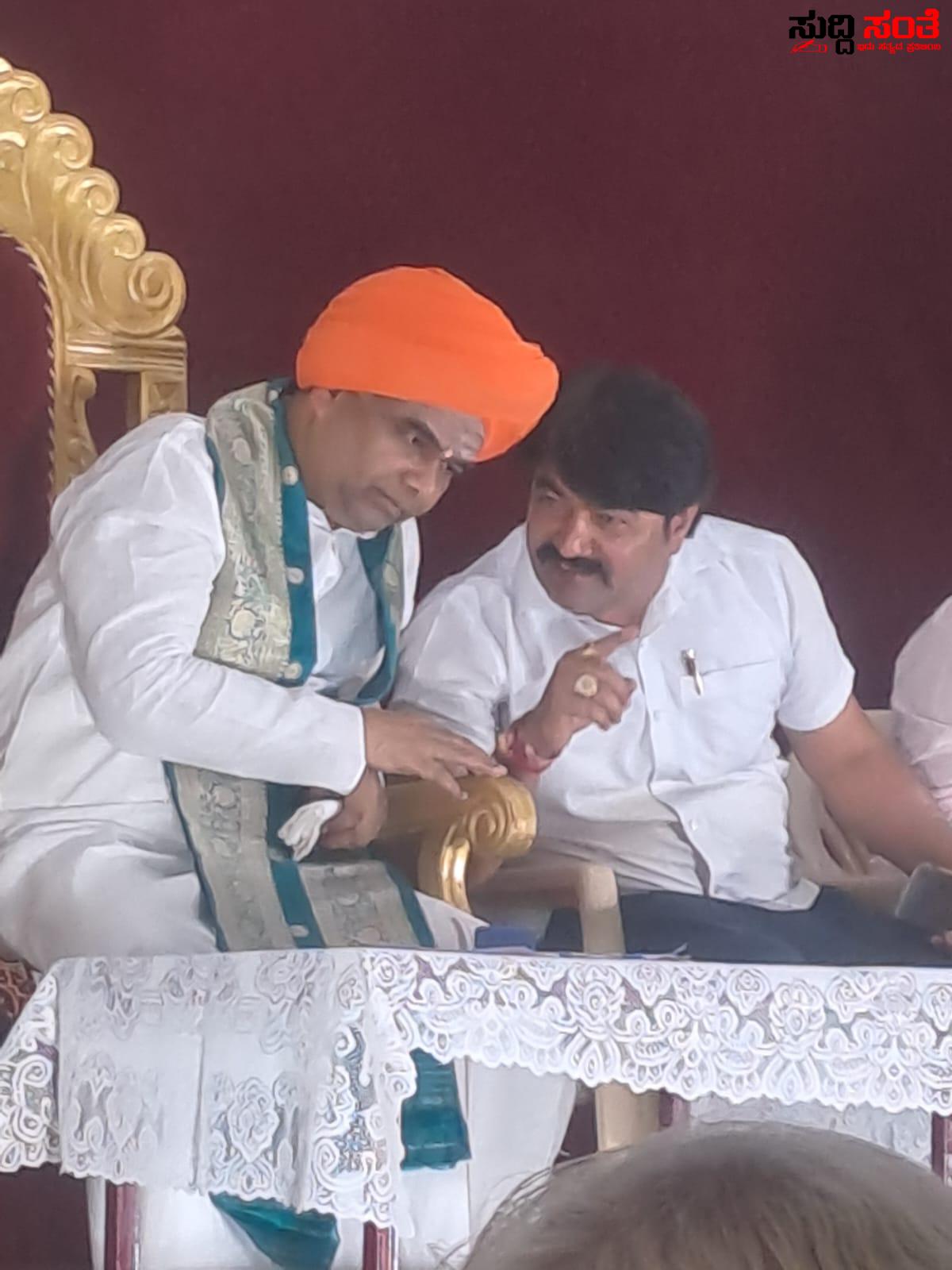 ಹೊಸ ಕನಸುಗಳೊಂದಿಗೆ ಹೊಸ ಅಭಿವೃದ್ದಿ ಯೋಜನೆಗಳೊಂದಿಗೆ ಲೋಕಸಭಾ ಅಖಾಡಕ್ಕೆ ರಾಜು ನಾಯಕವಾಡಿ – ಪಕ್ಷಾತೀತವಾಗಿ ರಾಜು ನಾಯಕವಾಡಿಯವರಿಗೆ ಹರಿದು ಬರುತ್ತಿದೆ ಅಭೂತಪೂರ್ವ ಬೆಂಬಲ….. ಹೊಸ ಕನಸುಗಳೊಂದಿಗೆ ಹೊಸ ಅಭಿವೃದ್ದಿ ಯೋಜನೆಗಳೊಂದಿಗೆ ಲೋಕಸಭಾ ಅಖಾಡಕ್ಕೆ ರಾಜು ನಾಯಕವಾಡಿ – ಪಕ್ಷಾತೀತವಾಗಿ ರಾಜು ನಾಯಕವಾಡಿಯವರಿಗೆ ಹರಿದು ಬರುತ್ತಿದೆ ಅಭೂತಪೂರ್ವ ಬೆಂಬಲ…..