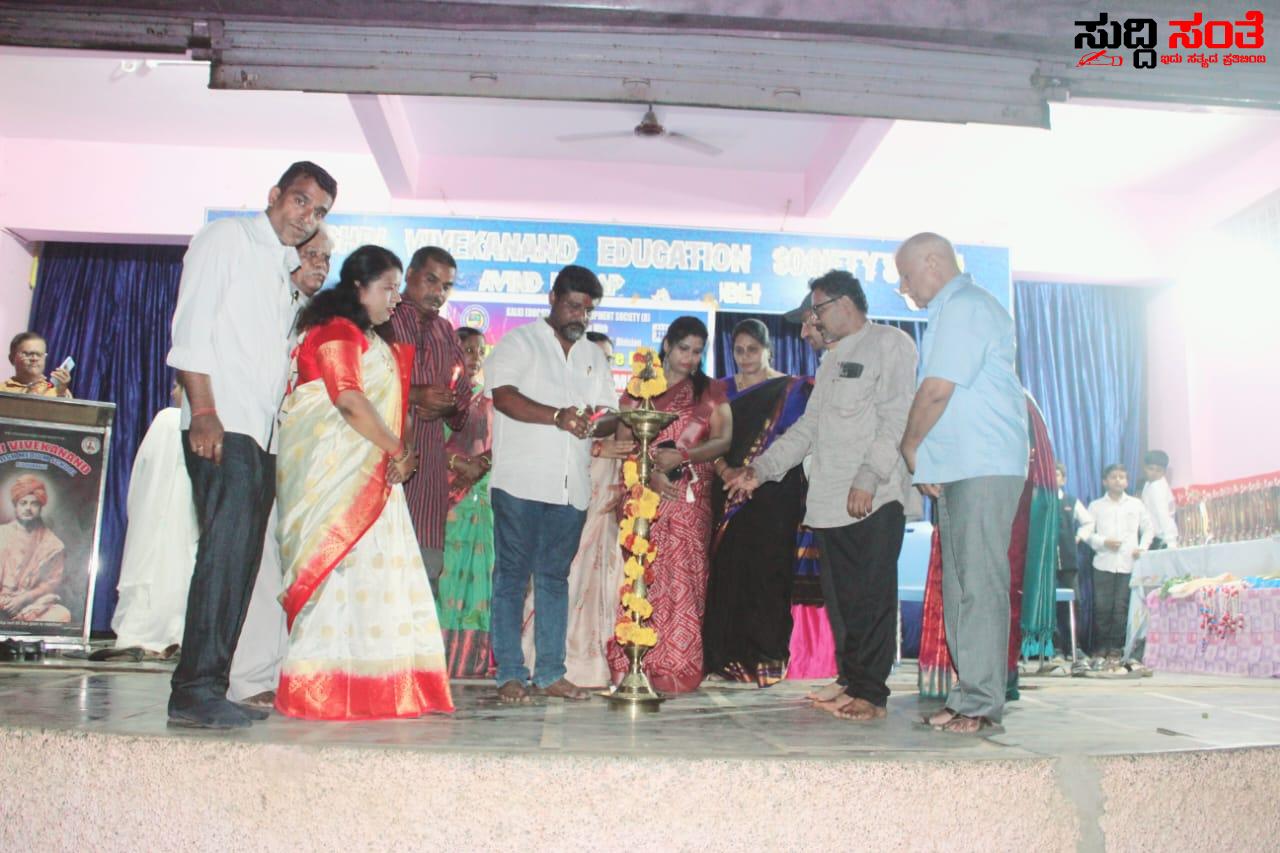 ಹುಬ್ಬಳ್ಳಿಯಲ್ಲಿ ಯಶಸ್ವಿಯಾಗಿ ನಡೆಯಿತು ಪವಾಡ ಬಯಲು ಹಾಸ್ಯ ಸಂಜೆ ಕಾರ್ಯಕ್ರಮ ಭಾರತ ಜ್ಞಾನ ವಿಜ್ಞಾನ ಸಮಿತಿ ಮತ್ತು ಕಲ್ಕಿ ಎಜುಕೇಶನ್ ಡೆವೆಲಪ್ಮೆಂಟ್ ಸೊಸೈಟಿಯ ಆಶ್ರಯದಲ್ಲಿ ನಡೆಯಿತು ವಿಶೇಷ ಕಾರ್ಯಕ್ರಮ….. ಹುಬ್ಬಳ್ಳಿಯಲ್ಲಿ ಯಶಸ್ವಿಯಾಗಿ ನಡೆಯಿತು ಪವಾಡ ಬಯಲು ಹಾಸ್ಯ ಸಂಜೆ ಕಾರ್ಯಕ್ರಮ ಭಾರತ ಜ್ಞಾನ ವಿಜ್ಞಾನ ಸಮಿತಿ ಮತ್ತು ಕಲ್ಕಿ ಎಜುಕೇಶನ್ ಡೆವೆಲಪ್ಮೆಂಟ್ ಸೊಸೈಟಿಯ ಆಶ್ರಯದಲ್ಲಿ ನಡೆಯಿತು ವಿಶೇಷ ಕಾರ್ಯಕ್ರಮ…..