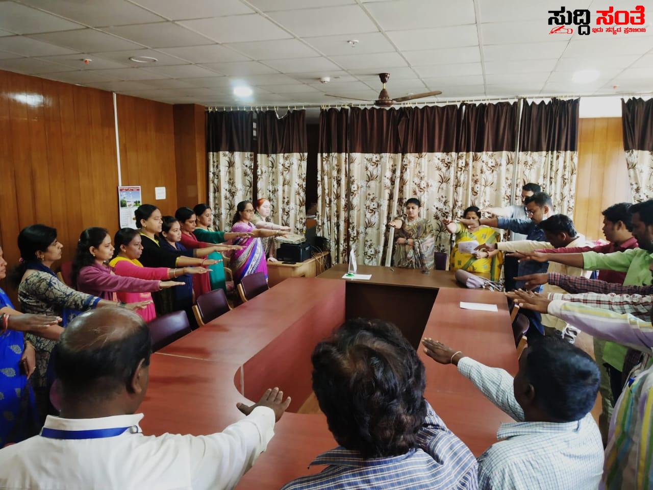 ಹುಬ್ಬಳ್ಳಿಯ ಕಾರ್ಮಿಕ ಇಲಾಖೆಯಲ್ಲೂ ಕಾರ್ಮಿಕ ದಿನಾಚರಣೆ ಆಚರಣೆ – ಸಹಾಯಕ ಆಯುಕ್ತೆ ಶ್ವೇತಾ ಎಸ್ ನೇತ್ರತ್ವದಲ್ಲಿ ಕಾರ್ಯಕ್ರಮ….. ಹುಬ್ಬಳ್ಳಿಯ ಕಾರ್ಮಿಕ ಇಲಾಖೆಯಲ್ಲೂ ಕಾರ್ಮಿಕ ದಿನಾಚರಣೆ ಆಚರಣೆ – ಸಹಾಯಕ ಆಯುಕ್ತೆ ಶ್ವೇತಾ ಎಸ್ ನೇತ್ರತ್ವದಲ್ಲಿ ಕಾರ್ಯಕ್ರಮ…..