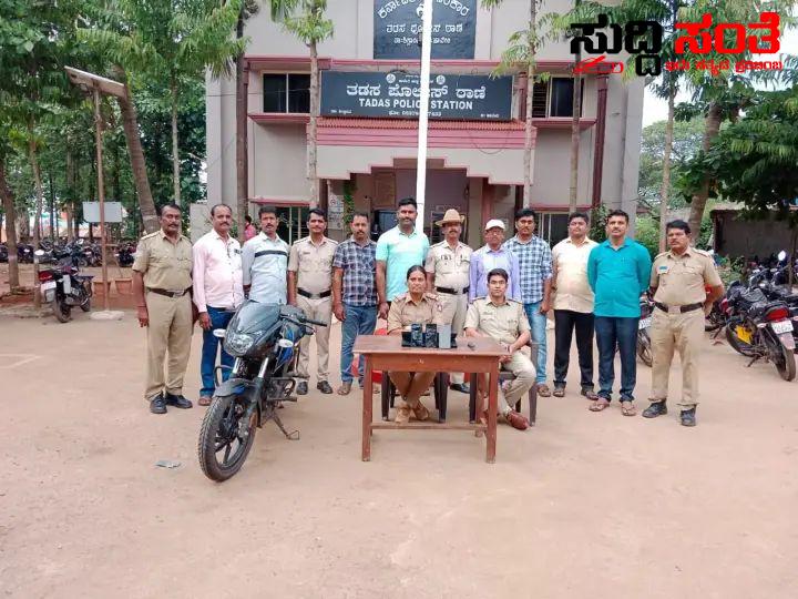 ಬೈಕ್ ನಲ್ಲಿ ಬಂದು ಸುಲಿಗೆ ಮಾಡುತ್ತಿದ್ದ ಮೂವರ ಬಂಧನ – ಹುಬ್ಬಳ್ಳಿಯ ಗಬ್ಬೂರಿನಲ್ಲಿ ಮೂವರನ್ನು ಬಂಧಿಸಿದ ತಡಸ ಪೊಲೀಸರು….. ಬೈಕ್ ನಲ್ಲಿ ಬಂದು ಸುಲಿಗೆ ಮಾಡುತ್ತಿದ್ದ ಮೂವರ ಬಂಧನ – ಹುಬ್ಬಳ್ಳಿಯ ಗಬ್ಬೂರಿನಲ್ಲಿ ಮೂವರನ್ನು ಬಂಧಿಸಿದ ತಡಸ ಪೊಲೀಸರು…..