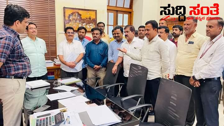 7ನೇ ವೇತನ ಅನುಷ್ಠಾನಕ್ಕಾಗಿ ಆರ್ಥಿಕ ಇಲಾಖೆಯ ಅಧಿಕಾರಿಗಳ ಭೇಟಿ – ರಾಜ್ಯಾಧ್ಯಕ್ಷ ಷಡಾಕ್ಷರಿಯವರ ನೇತ್ರತ್ವದಲ್ಲಿ ಭೇಟಿಯಾದ ನಿಯೋಗ…..ಶೀಘ್ರದಲ್ಲೇ ಅನುಷ್ಠಾನಕ್ಕೆ ಒತ್ತಾಯ….. 7ನೇ ವೇತನ ಅನುಷ್ಠಾನಕ್ಕಾಗಿ ಆರ್ಥಿಕ ಇಲಾಖೆಯ ಅಧಿಕಾರಿಗಳ ಭೇಟಿ – ರಾಜ್ಯಾಧ್ಯಕ್ಷ ಷಡಾಕ್ಷರಿಯವರ ನೇತ್ರತ್ವದಲ್ಲಿ ಭೇಟಿಯಾದ ನಿಯೋಗ…..ಶೀಘ್ರದಲ್ಲೇ ಅನುಷ್ಠಾನಕ್ಕೆ ಒತ್ತಾಯ…..