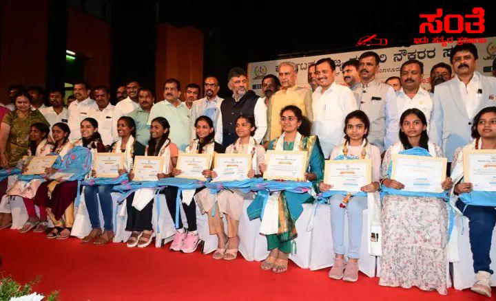 7ನೇ ವೇತನ ಆಯೋಗ ಜಾರಿಗೆ ವಿಳಂಬ ಮಾಡಿದರೆ ಹೋರಾಟ – ಕೊನೆಗೂ ಮೌನ ಮುರಿದ ಷಡಾಕ್ಷರಿಯವರಿಂದ ಎಚ್ಚರಿಕೆ ಸಂದೇಶ….. 7ನೇ ವೇತನ ಆಯೋಗ ಜಾರಿಗೆ ವಿಳಂಬ ಮಾಡಿದರೆ ಹೋರಾಟ – ಕೊನೆಗೂ ಮೌನ ಮುರಿದ ಷಡಾಕ್ಷರಿಯವರಿಂದ ಎಚ್ಚರಿಕೆ ಸಂದೇಶ…..