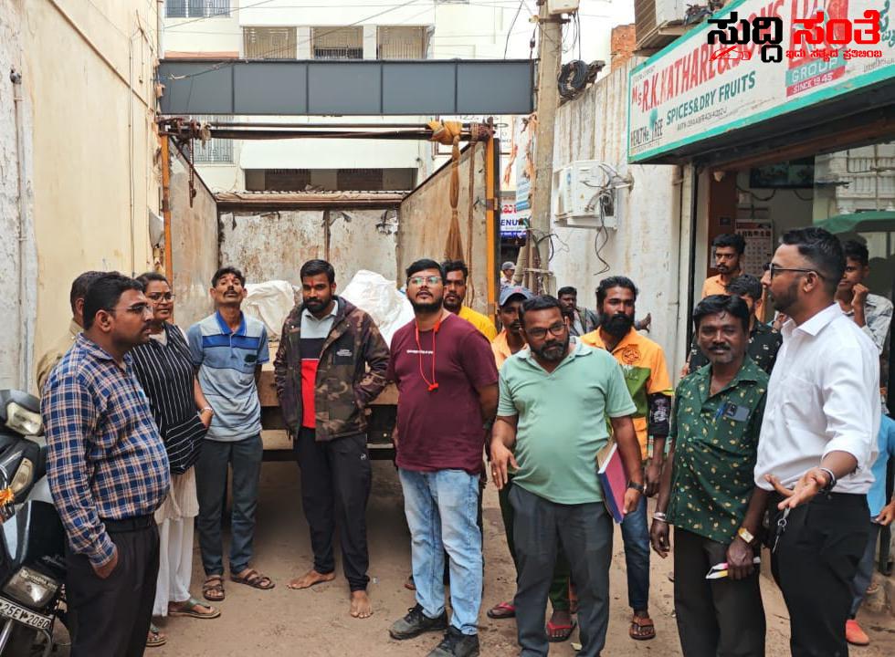 ಬಗೆದಷ್ಟು ಬಯಲಾಗುತ್ತಿದೆ ಹುಬ್ಬಳ್ಳಿಯಲ್ಲಿ ನಿಷೇಧಿತ ಪ್ಲಾಸ್ಟಿಕ್ ಮಾಫಿಯಾ – ಮತ್ತಷ್ಟು ನಿಷೇಧಿತ ಪ್ಲಾಸ್ಟಿಕ್ ಪತ್ತೆ ಅಧಿಕಾರಿಗಳಿಂದ ಅಂಗಡಿ ಸೀಜ್…..ಇದನ್ನೇ ಬಂಡವಾಳ ಮಾಡಿಕೊಂಡ ಕೆಲವರು ಆಯುಕ್ತರ ಹಿಂದೆ ಮುಂದೆ ಸುತ್ತಾಟ….. ಬಗೆದಷ್ಟು ಬಯಲಾಗುತ್ತಿದೆ ಹುಬ್ಬಳ್ಳಿಯಲ್ಲಿ ನಿಷೇಧಿತ ಪ್ಲಾಸ್ಟಿಕ್ ಮಾಫಿಯಾ – ಮತ್ತಷ್ಟು ನಿಷೇಧಿತ ಪ್ಲಾಸ್ಟಿಕ್ ಪತ್ತೆ ಅಧಿಕಾರಿಗಳಿಂದ ಅಂಗಡಿ ಸೀಜ್…..ಇದನ್ನೇ ಬಂಡವಾಳ ಮಾಡಿಕೊಂಡ ಕೆಲವರು ಆಯುಕ್ತರ ಹಿಂದೆ ಮುಂದೆ ಸುತ್ತಾಟ…..