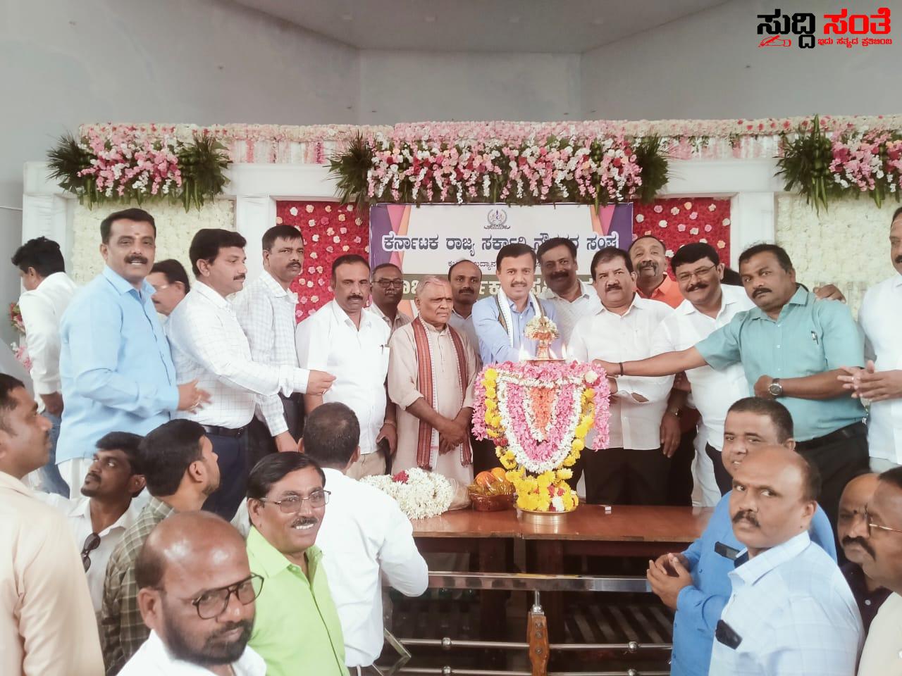 ರಾಜ್ಯ ಸರ್ಕಾರಿ ನೌಕರರ ಸಂಘಟನೆಯ ಕಾರ್ಯಕಾರಣಿಯಲ್ಲಿ ತಗೆದುಕೊಂಡ ಆ 3 ನಿರ್ಣಯಗಳು – ಕಾರ್ಯಕಾರಣಿ ಸಭೆಯ ಕುರಿತಂತೆ ಕಂಪ್ಲೀಟ್ ಮಾಹಿತಿ….. ರಾಜ್ಯ ಸರ್ಕಾರಿ ನೌಕರರ ಸಂಘಟನೆಯ ಕಾರ್ಯಕಾರಣಿಯಲ್ಲಿ ತಗೆದುಕೊಂಡ ಆ 3 ನಿರ್ಣಯಗಳು – ಕಾರ್ಯಕಾರಣಿ ಸಭೆಯ ಕುರಿತಂತೆ ಕಂಪ್ಲೀಟ್ ಮಾಹಿತಿ…..