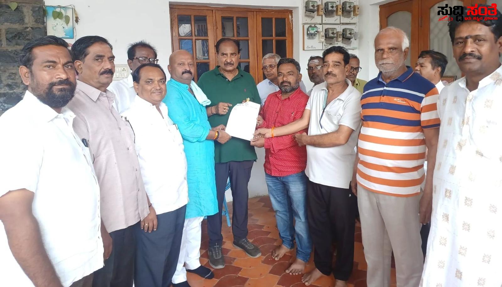 7ನೇ ವೇತನ ಜಾರಿಗೆ ಒತ್ತಾಯ ಕಲಬುರಗಿಯಲ್ಲಿ ನೌಕರರ ಪ್ರತಿಭಟನೆ – ಜಿಲ್ಲಾಧ್ಯಕ್ಷ ರಾಜು ಲೇಂಗಟಿ ನೇತೃತ್ವದಲ್ಲಿ ನೌಕರರ ಸಂಘದ ನಿಯೋಗದಿಂದ ಶಾಸಕ ಅಲ್ಲಮಪ್ರಭು ಪಾಟೀಲ, ಜಿಲ್ಲಾಧಿಕಾರಿ ಗಳಿಗೆ ಮನವಿ ಸಲ್ಲಿಕೆ….. 7ನೇ ವೇತನ ಜಾರಿಗೆ ಒತ್ತಾಯ ಕಲಬುರಗಿಯಲ್ಲಿ ನೌಕರರ ಪ್ರತಿಭಟನೆ – ಜಿಲ್ಲಾಧ್ಯಕ್ಷ ರಾಜು ಲೇಂಗಟಿ ನೇತೃತ್ವದಲ್ಲಿ ನೌಕರರ ಸಂಘದ ನಿಯೋಗದಿಂದ ಶಾಸಕ ಅಲ್ಲಮಪ್ರಭು ಪಾಟೀಲ, ಜಿಲ್ಲಾಧಿಕಾರಿ ಗಳಿಗೆ ಮನವಿ ಸಲ್ಲಿಕೆ…..