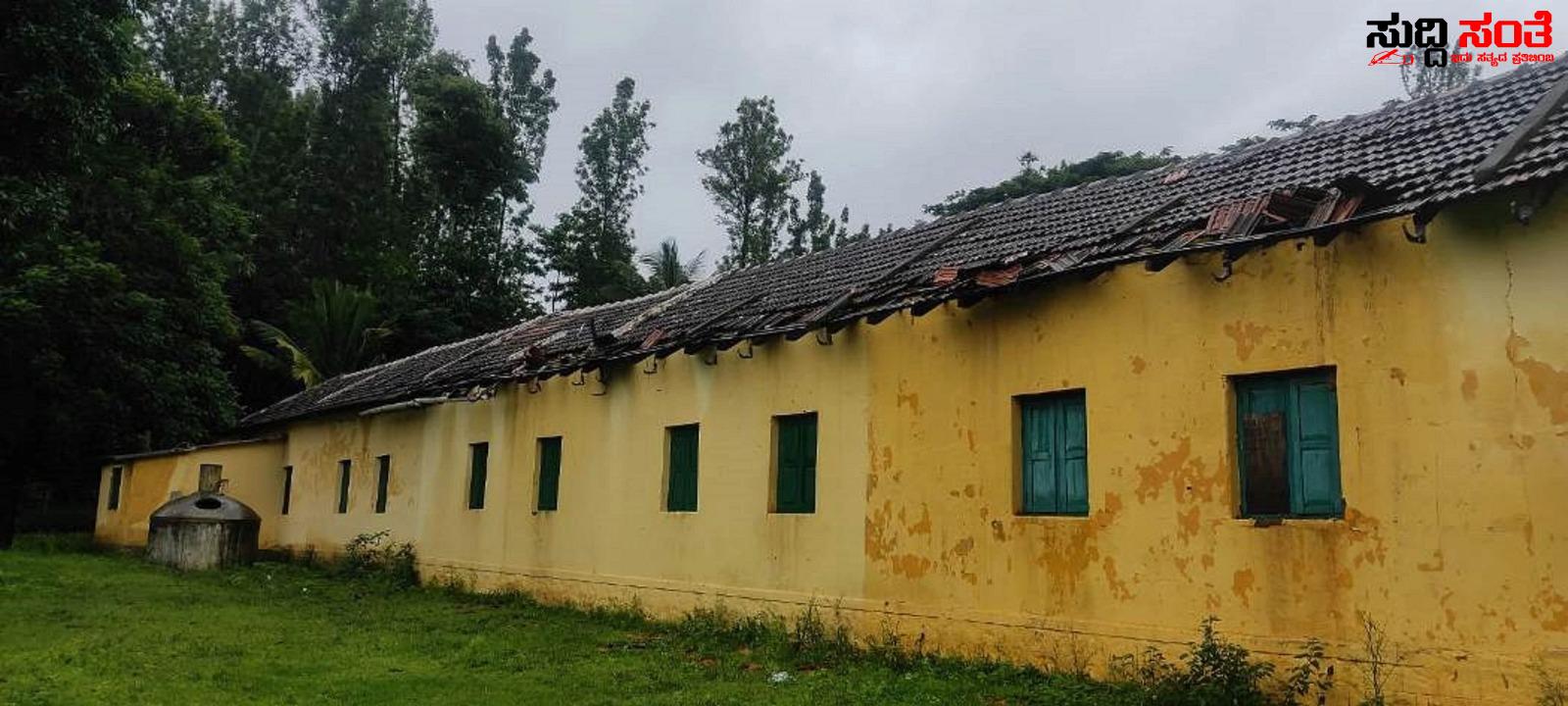 ಹಾರಿ ಹೋದ ಶಾಲೆಯ ಹೆಂಚುಗಳು ತಪ್ಪಿತು ದೊಡ್ಡ ಅವಘಡ – ಶಾಲೆಗೆ ರಜೆ ಘೋಷಣೆಯಿಂದ ತಪ್ಪಿತು ದೊಡ್ಡ ಅವಘಡ ನಿಟ್ಟಿಸಿರು ಬಿಟ್ಟ ಶಾಲೆಯ ಶಿಕ್ಷಕರು,ಮಕ್ಕಳು….. ಹಾರಿ ಹೋದ ಶಾಲೆಯ ಹೆಂಚುಗಳು ತಪ್ಪಿತು ದೊಡ್ಡ ಅವಘಡ – ಶಾಲೆಗೆ ರಜೆ ಘೋಷಣೆಯಿಂದ ತಪ್ಪಿತು ದೊಡ್ಡ ಅವಘಡ ನಿಟ್ಟಿಸಿರು ಬಿಟ್ಟ ಶಾಲೆಯ ಶಿಕ್ಷಕರು,ಮಕ್ಕಳು…..