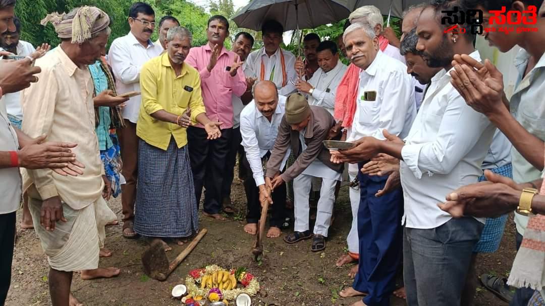 ಕ್ಷೇತ್ರದಲ್ಲಿ ಅಭಿವೃದ್ದಿ ಕಾಮಗಾರಿಗೆ ಭೂಮಿ ಪೂಜೆ ಮಾಡಿದ ಶಾಸಕ MR ಪಾಟೀಲ್ – ಕ್ಷೇತ್ರದಲ್ಲಿ ಮುಂದುವರೆದ ಕಾರ್ಯಗಳು…..ಅಗಡಿ ಗ್ರಾಮದಲ್ಲಿ ಕರಿಯಮ್ಮ ದೇವಿ ದೇವಸ್ಥಾನ ನಿರ್ಮಾಣ ಕಾಮಗಾರಿಗೆ ಭೂಮಿ ಪೂಜೆ…..