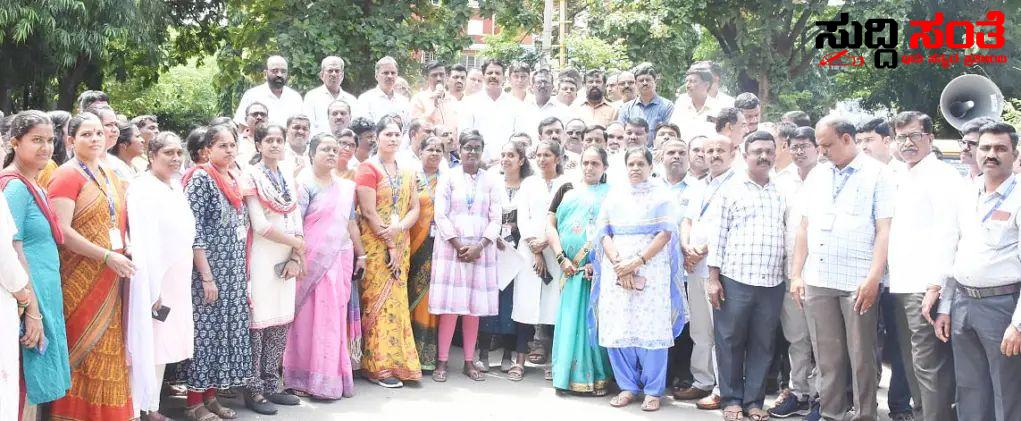 ತುಮಕೂರಿನಲ್ಲೂ ರಾಜ್ಯ ಸರ್ಕಾರಿ ನೌಕರರ ಪ್ರತಿಭಟನೆ – ಜಿಲ್ಲಾಧ್ಯಕ್ಷ ಎನ್ ನರಸಿಂಹರಾಜು ನೇತ್ರತ್ವದಲ್ಲಿ ಪ್ರತಿಭಟನೆ ಮನವಿ ಸಲ್ಲಿಕೆ….. ತುಮಕೂರಿನಲ್ಲೂ ರಾಜ್ಯ ಸರ್ಕಾರಿ ನೌಕರರ ಪ್ರತಿಭಟನೆ – ಜಿಲ್ಲಾಧ್ಯಕ್ಷ ಎನ್ ನರಸಿಂಹರಾಜು ನೇತ್ರತ್ವದಲ್ಲಿ ಪ್ರತಿಭಟನೆ ಮನವಿ ಸಲ್ಲಿಕೆ…..