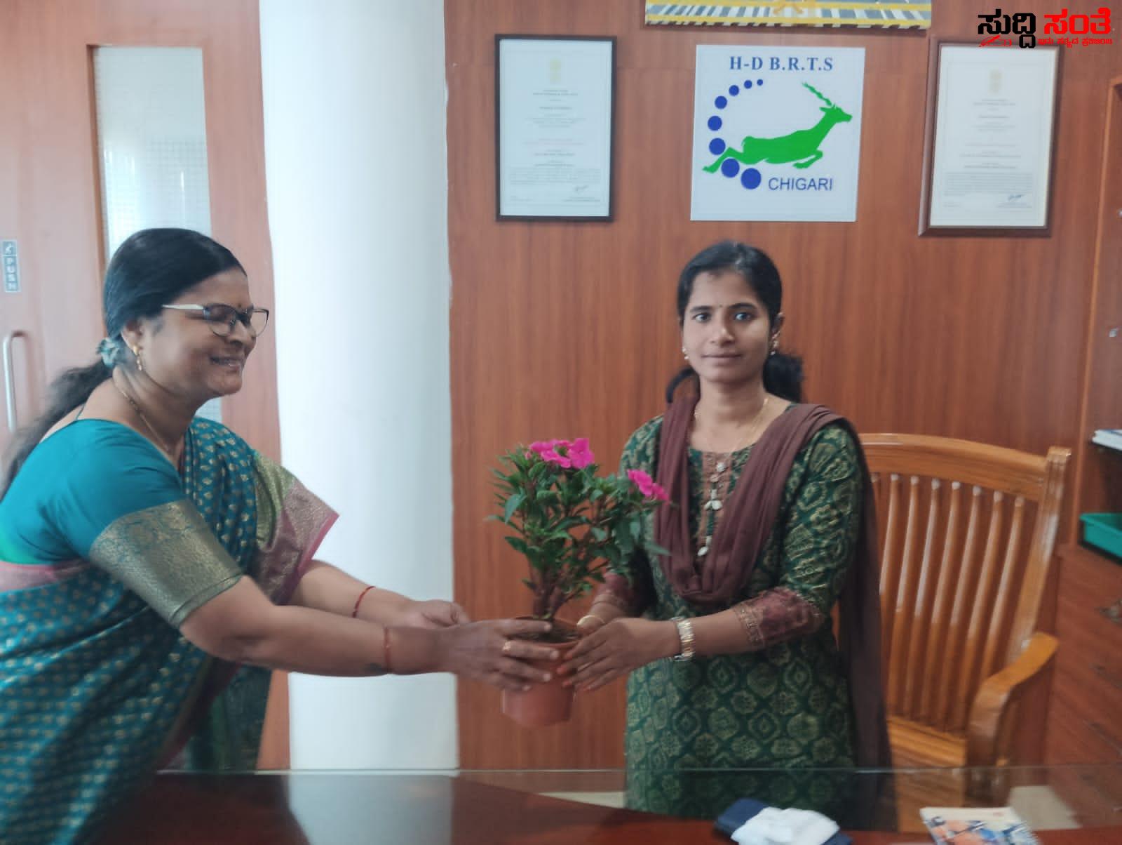 BRTS MD ಯಾಗಿ ಅಧಿಕಾರ ವಹಿಸಿಕೊಂಡ ಪ್ರೀಯಾಂಗ ಎಮ್ – ಸ್ವಾಗತ ಮಾಡಿಕೊಂಡ HDBRTS ಟೀಮ್….. BRTS MD ಯಾಗಿ ಅಧಿಕಾರ ವಹಿಸಿಕೊಂಡ ಪ್ರೀಯಾಂಗ ಎಮ್ – ಸ್ವಾಗತ ಮಾಡಿಕೊಂಡ HDBRTS ಟೀಮ್…..