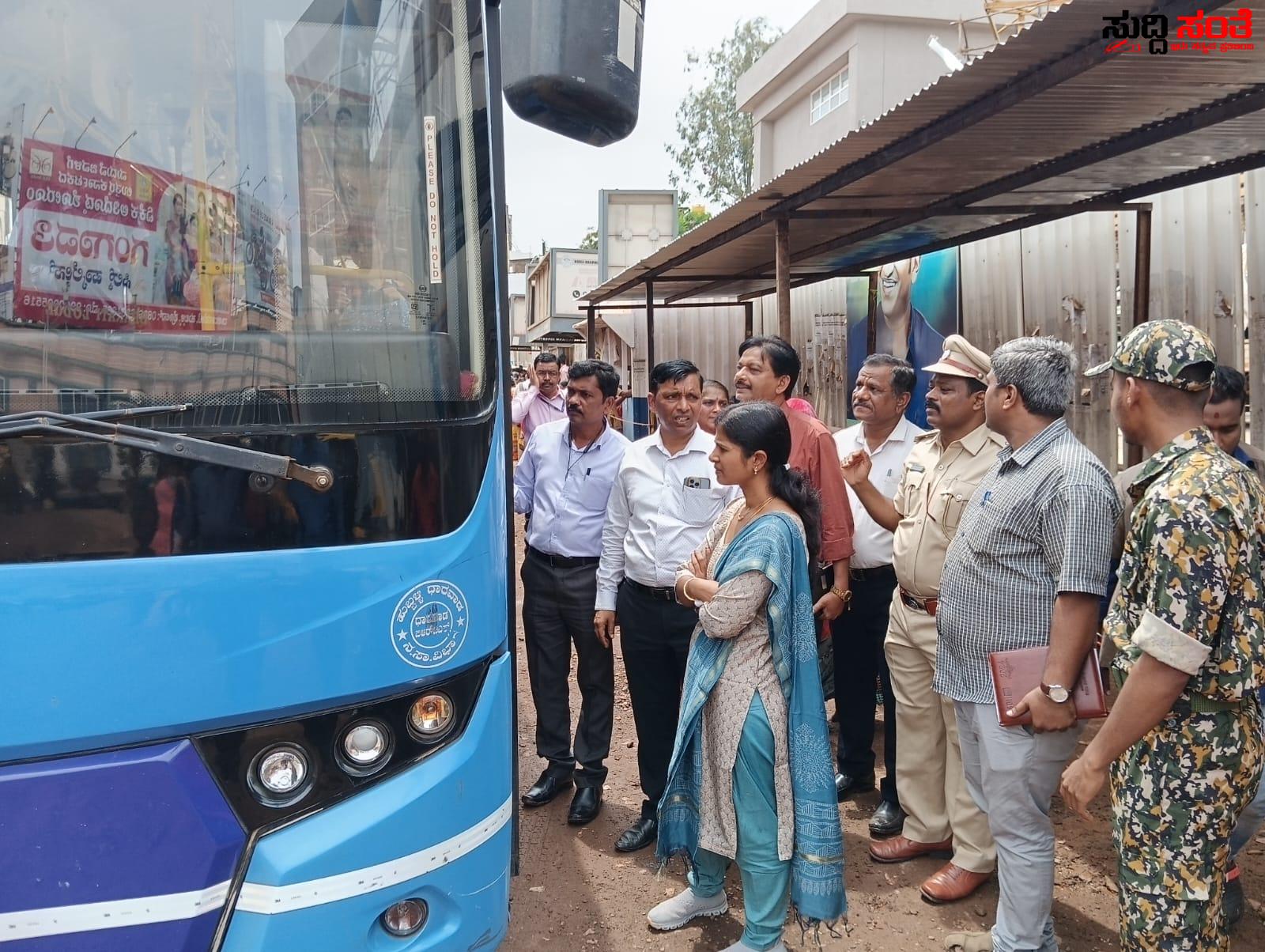 ಅಧಿಕಾರ ವಹಿಸಿಕೊಂಡ ಬೆನ್ನಲ್ಲೇ BRTS ಅಖಾಡಕ್ಕಿಳಿದ MD ಪ್ರಿಯಾಂಗಾ – ಚಿಗರಿ ಬಸ್ ವ್ಯವಸ್ಥೆ ಕುರಿತಂತೆ ಅಧಿಕಾರಿಗಳೊಂದಿಗೆ ವೀಕ್ಷಣೆ…..ಇದು ಸುದ್ದಿ ಸಂತೆಯ ವರದಿ ಫಲಶೃತಿ…..