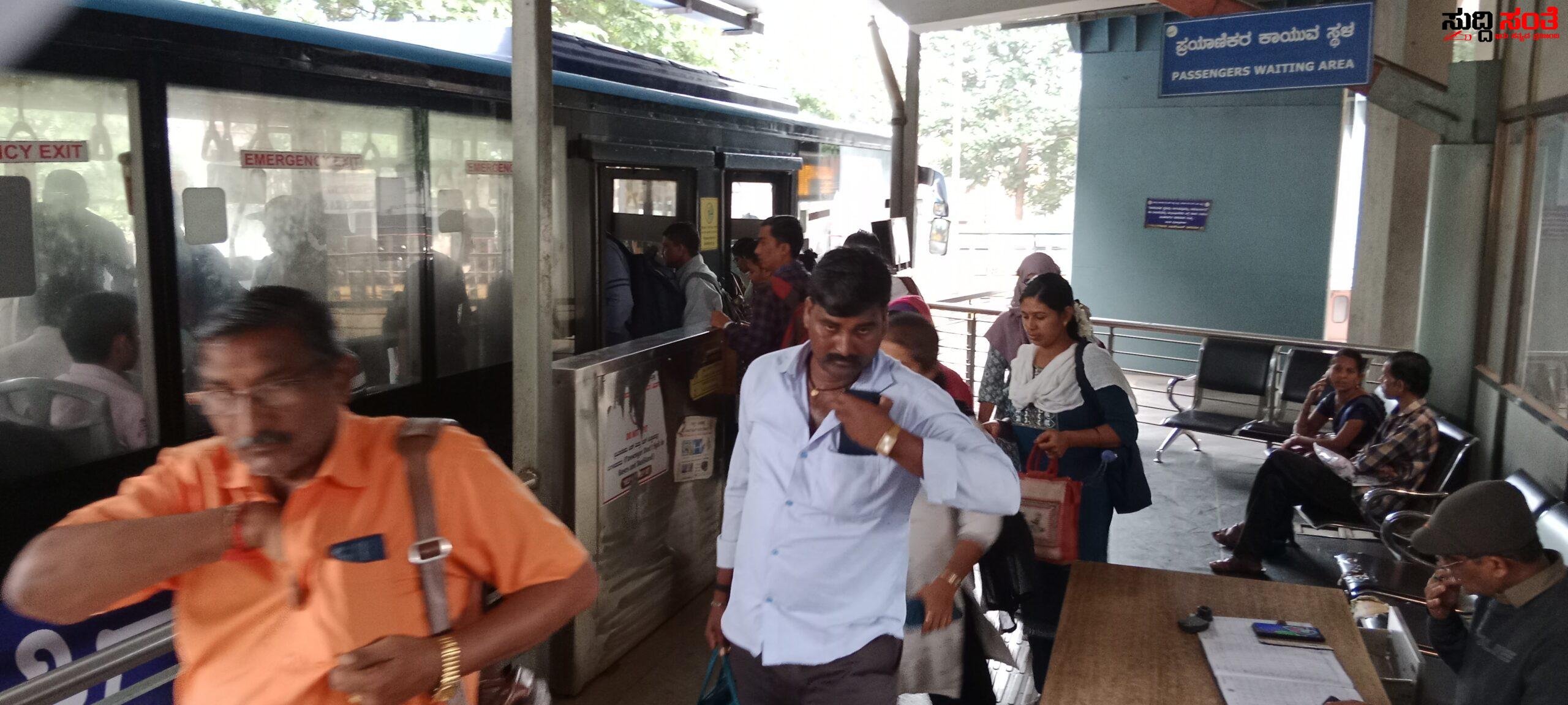 ಬೆಳ್ಳಂ ಬೆಳಿಗ್ಗೆ ಚಿಗರಿ ಬಸ್ ನಲ್ಲಿ ವ್ಯತ್ಯಯ ಸಾರ್ವಜನಿಕರ ಪರದಾಟ – ಹೆಚ್ಚಾಗುತ್ತಿವೆ ಬಸ್ ಗಳು BD…..ಬಸ್ ಗಳು ವಿಳಂಬ ಯಾಕೆ DC ಯವರೆ….. ಬೆಳ್ಳಂ ಬೆಳಿಗ್ಗೆ ಚಿಗರಿ ಬಸ್ ನಲ್ಲಿ ವ್ಯತ್ಯಯ ಸಾರ್ವಜನಿಕರ ಪರದಾಟ – ಹೆಚ್ಚಾಗುತ್ತಿವೆ ಬಸ್ ಗಳು BD…..ಬಸ್ ಗಳು ವಿಳಂಬ ಯಾಕೆ DC ಯವರೆ…..
