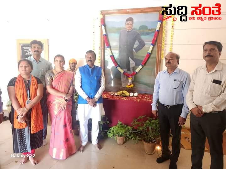 ಹಿಂದೂಸ್ಥಾನಿ ಗಾಯಕ ಮಲ್ಲಿಕಾರ್ಜುನ ಮನಸೂರ್ ರ 32ನೇ ಪುಣ್ಯಸ್ಮರಣೆ ಆಚರಣೆ – ಮಲ್ಲಿಕಾರ್ಜುನ ಮನಸೂರ್ ಭಾವಚಿತ್ರಕ್ಕೆ ಪುಷ್ಪಾರ್ಚನೆ…..ಮೇಯರ್,ಉಪಮೇಯರ್ ಗೆ ಸಾಥ್ ನೀಡಿದ ಪಾಲಿಕೆಯ ಅಧಿಕಾರಿಗಳಾದ ಅರವಿಂದ ಜಮಖಂಡಿ,ಶಂಕರಗೌಡ ಪಾಟೀಲ್,ಗಿರೀಶ್ ತಳವಾರ ಮತ್ತು ಟೀಮ್….. ಹಿಂದೂಸ್ಥಾನಿ ಗಾಯಕ ಮಲ್ಲಿಕಾರ್ಜುನ ಮನಸೂರ್ ರ 32ನೇ ಪುಣ್ಯಸ್ಮರಣೆ ಆಚರಣೆ – ಮಲ್ಲಿಕಾರ್ಜುನ ಮನಸೂರ್ ಭಾವಚಿತ್ರಕ್ಕೆ ಪುಷ್ಪಾರ್ಚನೆ…..ಮೇಯರ್,ಉಪಮೇಯರ್ ಗೆ ಸಾಥ್ ನೀಡಿದ ಪಾಲಿಕೆಯ ಅಧಿಕಾರಿಗಳಾದ ಅರವಿಂದ ಜಮಖಂಡಿ,ಶಂಕರಗೌಡ ಪಾಟೀಲ್,ಗಿರೀಶ್ ತಳವಾರ ಮತ್ತು ಟೀಮ್…..