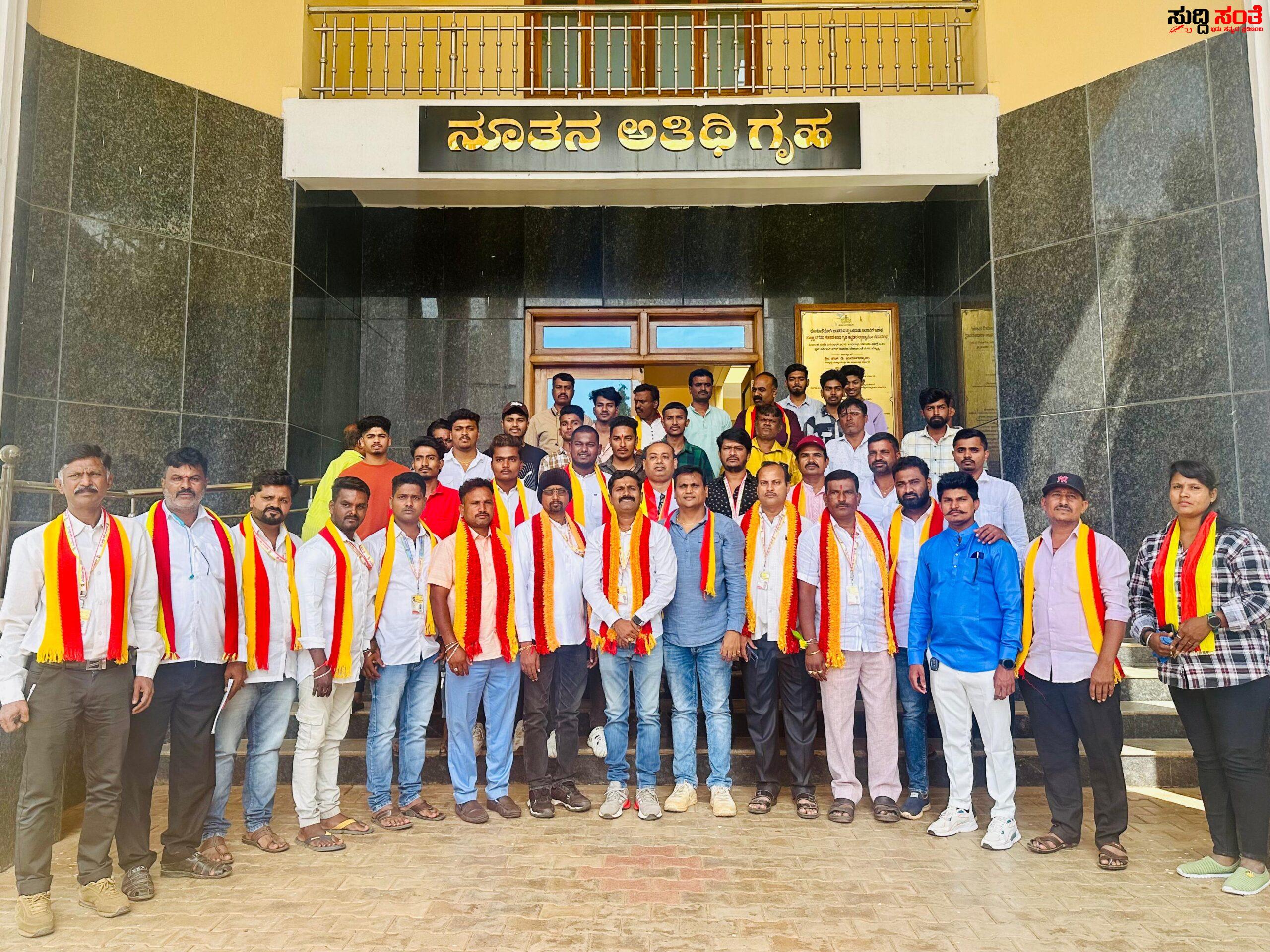 ಮತ್ತೊಂದು ಹೋರಾಟಕ್ಕೆ ಕರ್ನಾಟಕ ರಕ್ಷಣಾ ವೇದಿಕೆಯ ಪ್ರವೀಣ್ ಕುಮಾರ್ ಶೆಟ್ಟಿ ಬಣ ಸಿದ್ದತೆ – ಸೆಪ್ಟಂಬರ್ 19 ರಿಂದ ರಾಜ್ಯಾಧ್ಯಕ್ಷರಾದ ಪ್ರವೀಣ್ ಕುಮಾರ್ ಶೆಟ್ಟಿ ಅವರ ಮುಖಂಡತ್ವದಲ್ಲಿ ನಡೆಯಲಿದೆ ಪಾದಯಾತ್ರೆ…..ಹುಬ್ಬಳ್ಳಿಯಲ್ಲಿ ನಡೆಯಿತು ಪೂರ್ವಭಾವಿ ಸಭೆ….. ಮತ್ತೊಂದು ಹೋರಾಟಕ್ಕೆ ಕರ್ನಾಟಕ ರಕ್ಷಣಾ ವೇದಿಕೆಯ ಪ್ರವೀಣ್ ಕುಮಾರ್ ಶೆಟ್ಟಿ ಬಣ ಸಿದ್ದತೆ – ಸೆಪ್ಟಂಬರ್ 19 ರಿಂದ ರಾಜ್ಯಾಧ್ಯಕ್ಷರಾದ ಪ್ರವೀಣ್ ಕುಮಾರ್ ಶೆಟ್ಟಿ ಅವರ ಮುಖಂಡತ್ವದಲ್ಲಿ ನಡೆಯಲಿದೆ ಪಾದಯಾತ್ರೆ…..ಹುಬ್ಬಳ್ಳಿಯಲ್ಲಿ ನಡೆಯಿತು ಪೂರ್ವಭಾವಿ ಸಭೆ…..