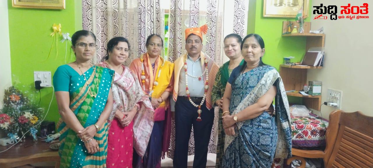 ಆದರ್ಶ ಶಿಕ್ಷಕ ದಂಪತಿ ಪುರಸ್ಕೃತ ಎಸ್.ಎಂ.ಹುಡೆದಮನಿ ದಂಪತಿಗೆ ಸಾವಿತ್ರಿಬಾಯಿ ಫುಲೆ ರಾಷ್ಟ್ರೀಯ ಶಿಕ್ಷಕಿಯರ ಫೆಡರೇಷನ್ ನಿಂದ ಸನ್ಮಾನ ಗೌರವ – ಡಾ .ಲತಾ. ಎಸ್.ಮುಳ್ಳೂರ ನೇತ್ರತ್ವದಲ್ಲಿ ಸನ್ಮಾನ ಗೌರವ….. ಆದರ್ಶ ಶಿಕ್ಷಕ ದಂಪತಿ ಪುರಸ್ಕೃತ ಎಸ್.ಎಂ.ಹುಡೆದಮನಿ ದಂಪತಿಗೆ ಸಾವಿತ್ರಿಬಾಯಿ ಫುಲೆ ರಾಷ್ಟ್ರೀಯ ಶಿಕ್ಷಕಿಯರ ಫೆಡರೇಷನ್ ನಿಂದ ಸನ್ಮಾನ ಗೌರವ – ಡಾ .ಲತಾ. ಎಸ್.ಮುಳ್ಳೂರ ನೇತ್ರತ್ವದಲ್ಲಿ ಸನ್ಮಾನ ಗೌರವ…..