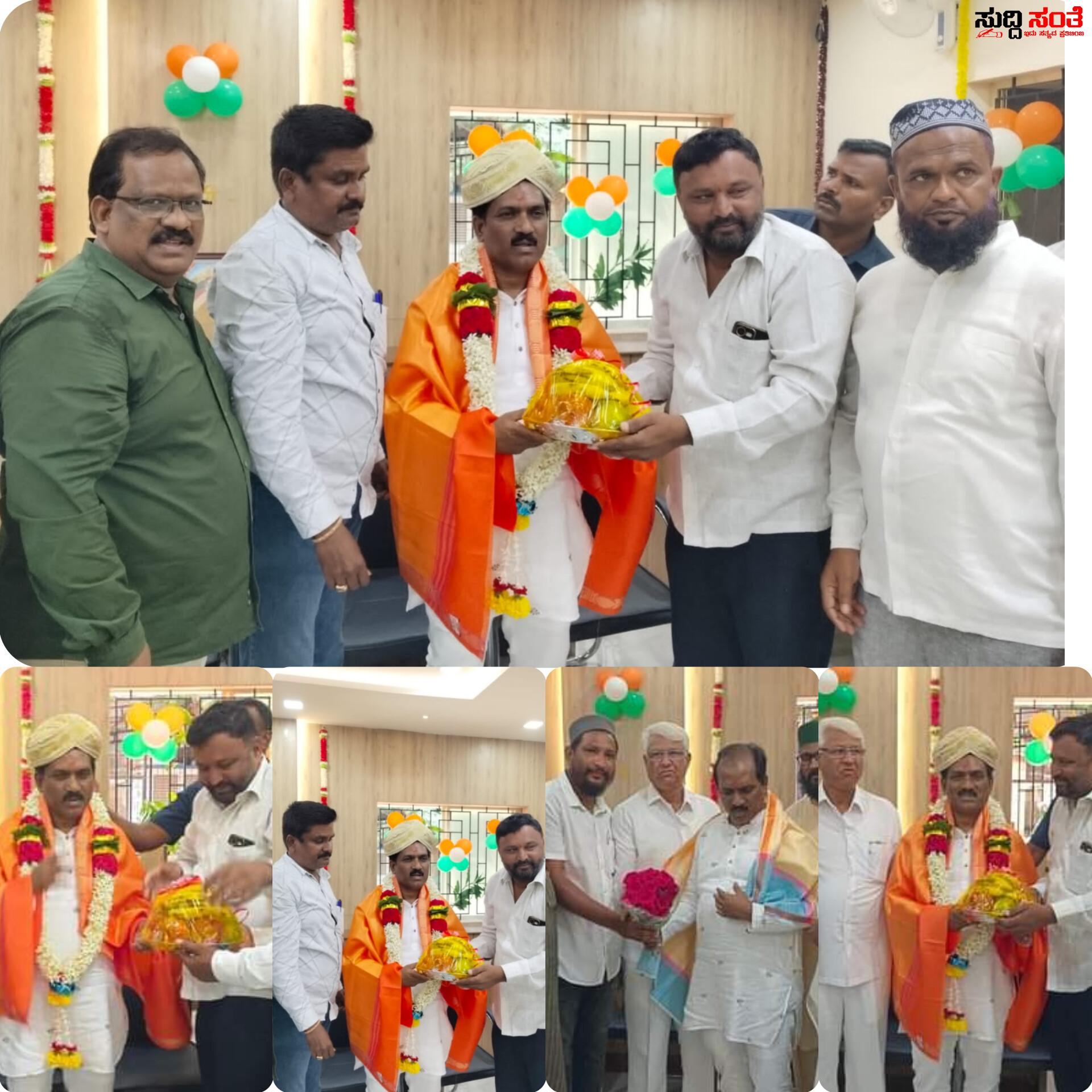 ಶಾಸಕ ಪ್ರಸಾದ ಅಬ್ಬಯ್ಯ ರಿಗೆ ಶುಭ ಹಾರೈಸಿದ ಪಾಲಿಕೆಯ ವಿರೋಧ ಪಕ್ಷದ ನಾಯಕ ರಾಜು ಕಮತಿ – ಆರಂಭಗೊಂಡಿತು ನೂತನ ಸಾರ್ವಜನಿಕ ಸಂಪರ್ಕ ಕಚೇರಿ – ಶಾಸಕರಿಗೆ ಹೂಗುಚ್ಚ ನೀಡಿ ಶುಭಹಾರೈಸಿದ ಪಾಲಿಕೆಯ ವಿರೋಧ ಪಕ್ಷದ ನಾಯಕರು ಸಾಥ್ ನೀಡಿದ ಪಾಲಿಕೆಯ ಸದಸ್ಯರು….. ಶಾಸಕ ಪ್ರಸಾದ ಅಬ್ಬಯ್ಯ ರಿಗೆ ಶುಭ ಹಾರೈಸಿದ ಪಾಲಿಕೆಯ ವಿರೋಧ ಪಕ್ಷದ ನಾಯಕ ರಾಜು ಕಮತಿ – ಆರಂಭಗೊಂಡಿತು ನೂತನ ಸಾರ್ವಜನಿಕ ಸಂಪರ್ಕ ಕಚೇರಿ – ಶಾಸಕರಿಗೆ ಹೂಗುಚ್ಚ ನೀಡಿ ಶುಭಹಾರೈಸಿದ ಪಾಲಿಕೆಯ ವಿರೋಧ ಪಕ್ಷದ ನಾಯಕರು ಸಾಥ್ ನೀಡಿದ ಪಾಲಿಕೆಯ ಸದಸ್ಯರು…..