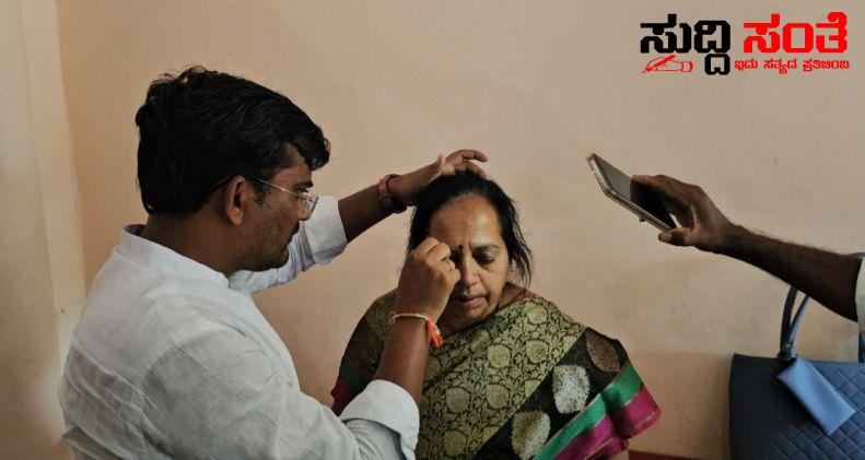 ಶಿಕ್ಷಕಿಯರ ಮೇಲೆ ಹೆಜ್ಜೇನು ದಾಳಿ – ಮಾನವ ಸರಪಳಿ ಕಾರ್ಯಕ್ರಮದಲ್ಲಿ ಅವಘಡ ಆಸ್ಪತ್ರೆಯಲ್ಲಿ ಚಿಕಿತ್ಸೆ….. ಶಿಕ್ಷಕಿಯರ ಮೇಲೆ ಹೆಜ್ಜೇನು ದಾಳಿ – ಮಾನವ ಸರಪಳಿ ಕಾರ್ಯಕ್ರಮದಲ್ಲಿ ಅವಘಡ ಆಸ್ಪತ್ರೆಯಲ್ಲಿ ಚಿಕಿತ್ಸೆ…..