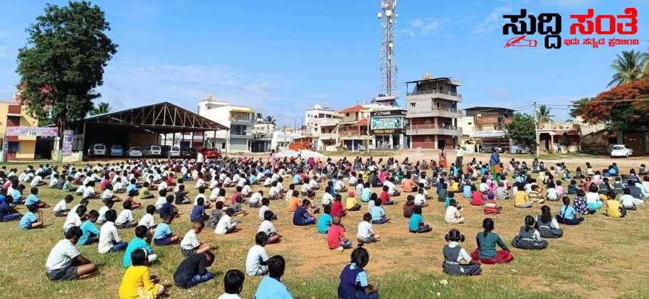 ಮಾದರಿಯಾಗಿದೆ ಇಂದಿರಾನಗರದ ಸರ್ಕಾರಿ ಮಾದರಿ ಹಿರಿಯ ಪ್ರಾಥಮಿಕ ಶಾಲೆ – ಪಕ್ಕದಲ್ಲೇ ಖಾಸಗಿ ಶಾಲೆ ಇದ್ದರೂ ಅತಿ ಹೆಚ್ಚು ವಿದ್ಯಾರ್ಥಿಗಳನ್ನು ಹೊಂದಿರುವ ಈ ಸರ್ಕಾರಿ ಶಾಲೆಯ ಸಾಧನೆ ಹಿಂದೆ ಇದೆ ಶಿಕ್ಷಕರ ಪರಿಶ್ರಮ ಟೊಂಕಕಟ್ಟಿ ನಿಂತಿದ್ದಾರೆ SDMC ಮತ್ತು ಗ್ರಾಮಸ್ಥರು