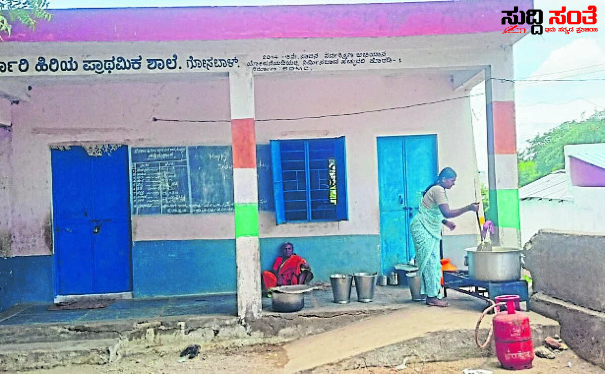 ಸರ್ಕಾರಿ ಶಾಲೆಯ ಶೌಚಾಲಯ,ಅಡುಗೆ ಮನೆಗೆ ಬೀಗ – ನಿರ್ಮಾಣಗೊಂಡು ಅನಾಥವಾಗಿ ನಿಂತುಕೊಂಡ ಶೌಚಾಲಯ,ಅಡುಗೆ ಮನೆ….. ಸರ್ಕಾರಿ ಶಾಲೆಯ ಶೌಚಾಲಯ,ಅಡುಗೆ ಮನೆಗೆ ಬೀಗ – ನಿರ್ಮಾಣಗೊಂಡು ಅನಾಥವಾಗಿ ನಿಂತುಕೊಂಡ ಶೌಚಾಲಯ,ಅಡುಗೆ ಮನೆ…..