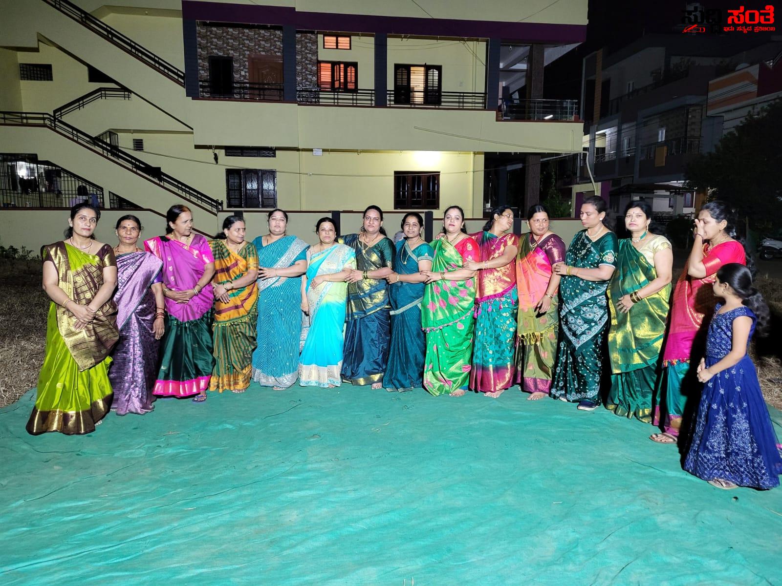 ಬನಶಂಕರಿ ಬಡಾವಣೆಯಲ್ಲಿ ಕಳೆಗಟ್ಟಿದ ನವರಾತ್ರಿ ವೈಭವ – ಬಡಾವಣೆಯ ಮಹಿಳೆಯರಿಂದ ವಿಶೇಷವಾಗಿ ಕಂಡು ಬರುತ್ತಿದೆ ದಾಂಡಿಯಾ ಡ್ಯಾನ್ಸ್….. ಬನಶಂಕರಿ ಬಡಾವಣೆಯಲ್ಲಿ ಕಳೆಗಟ್ಟಿದ ನವರಾತ್ರಿ ವೈಭವ – ಬಡಾವಣೆಯ ಮಹಿಳೆಯರಿಂದ ವಿಶೇಷವಾಗಿ ಕಂಡು ಬರುತ್ತಿದೆ ದಾಂಡಿಯಾ ಡ್ಯಾನ್ಸ್…..