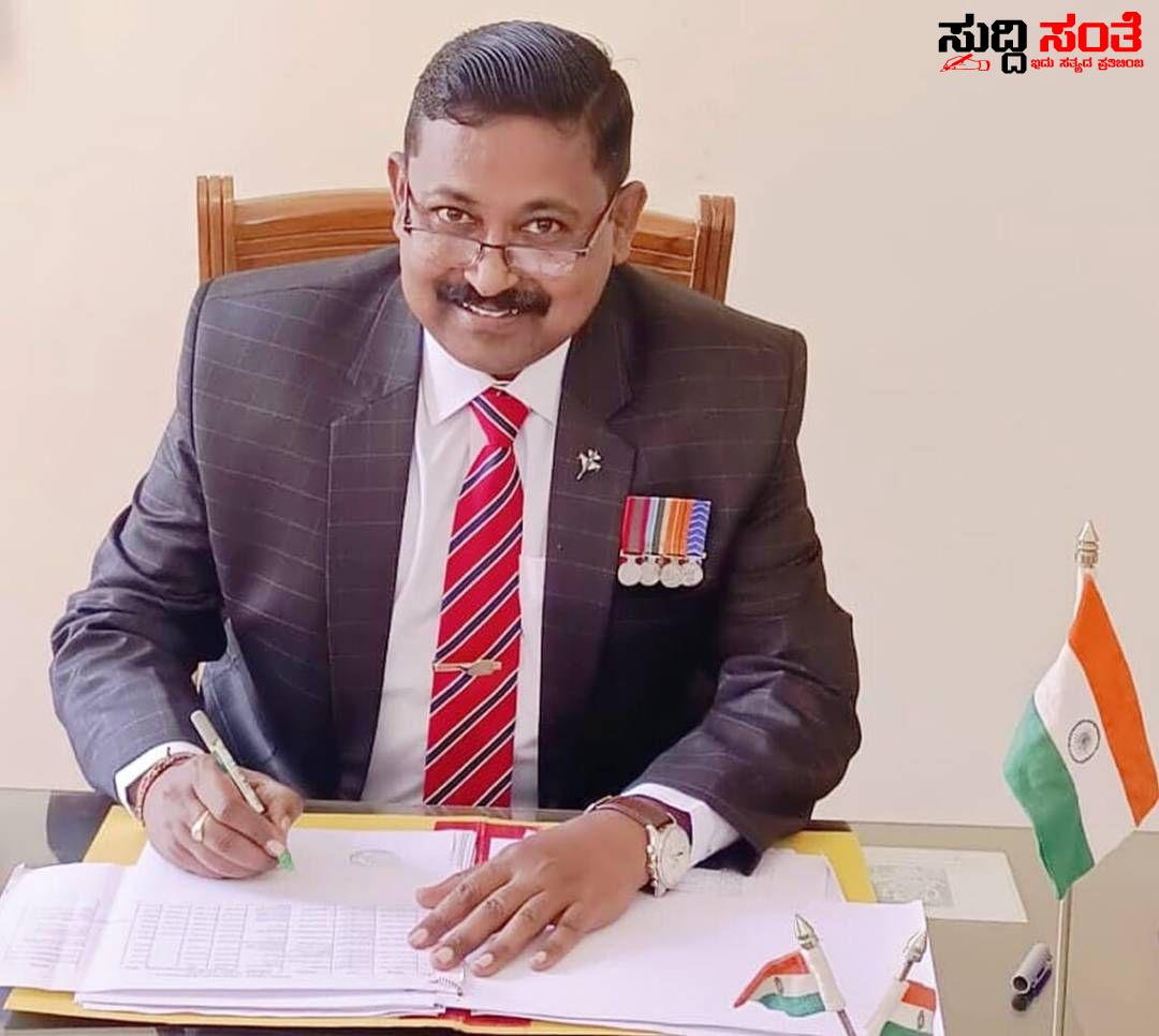 ಡಿಮ್ಹಾನ್ಸ್ ಆಡಳಿತಾಧಿಕಾರಿಯಾಗಿ ಅಧಿಕಾರ ವಹಿಸಿಕೊಂಡ ಮೇಜರ್ ಸಿದ್ಧಲಿಂಗಯ್ಯ ಹಿರೇಮಠ – ಸ್ವಾಗತ ಮಾಡಿಕೊಂಡು ಬರಮಾಡಿಕೊಂಡ ಡಿಮ್ಹಾನ್ಸ್ ಅಧಿಕಾರಿಗಳು ಸಿಬ್ಬಂದಿಗಳು….. ಡಿಮ್ಹಾನ್ಸ್ ಆಡಳಿತಾಧಿಕಾರಿಯಾಗಿ ಅಧಿಕಾರ ವಹಿಸಿಕೊಂಡ ಮೇಜರ್ ಸಿದ್ಧಲಿಂಗಯ್ಯ ಹಿರೇಮಠ – ಸ್ವಾಗತ ಮಾಡಿಕೊಂಡು ಬರಮಾಡಿಕೊಂಡ ಡಿಮ್ಹಾನ್ಸ್ ಅಧಿಕಾರಿಗಳು ಸಿಬ್ಬಂದಿಗಳು…..