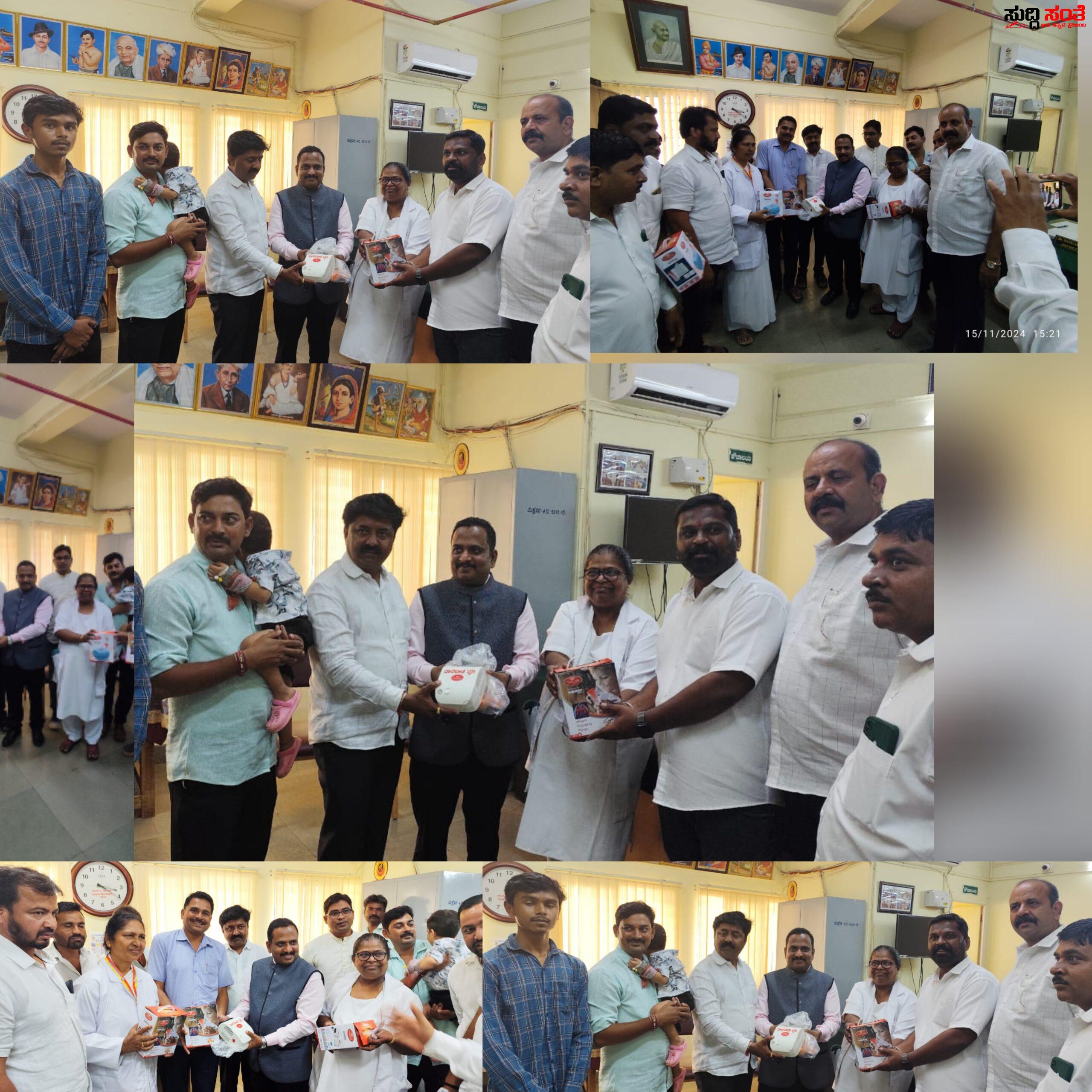 ಧಾರವಾಡ ಧ್ವನಿ ಸಂಘಟನೆಯಿಂದ ಜಿಲ್ಲಾಸ್ಪತ್ರೆಗೆ ಆಕ್ಸಿಜನ್ ಮಷಿನ್ ಗಳ ಕೊಡುಗೆ – ಈಶ್ವರ ಶಿವಳ್ಳಿ ನೇತ್ರತ್ವದಲ್ಲಿ ಸಂಘಟನೆಯಿಂದ ಜಿಲ್ಲಾಸ್ಪತ್ರೆಗೆ ಗಿಪ್ಟ್….. ಧಾರವಾಡ ಧ್ವನಿ ಸಂಘಟನೆಯಿಂದ ಜಿಲ್ಲಾಸ್ಪತ್ರೆಗೆ ಆಕ್ಸಿಜನ್ ಮಷಿನ್ ಗಳ ಕೊಡುಗೆ – ಈಶ್ವರ ಶಿವಳ್ಳಿ ನೇತ್ರತ್ವದಲ್ಲಿ ಸಂಘಟನೆಯಿಂದ ಜಿಲ್ಲಾಸ್ಪತ್ರೆಗೆ ಗಿಪ್ಟ್…..