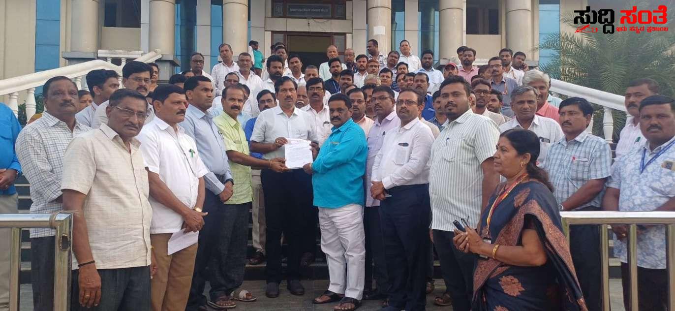 ಸರ್ಕಾರಿ ನೌಕರರ ಪ್ರತಿಭಟನೆ – ರವಿ ಗುಂಜೀಕರ ನೇತೃತ್ವದಲ್ಲಿ ನೌಕರರ ಪ್ರತಿಭಟನೆ ಜಿಲ್ಲಾಧಿಕಾರಿಗೆ ಮನವಿ….. ಸರ್ಕಾರಿ ನೌಕರರ ಪ್ರತಿಭಟನೆ – ರವಿ ಗುಂಜೀಕರ ನೇತೃತ್ವದಲ್ಲಿ ನೌಕರರ ಪ್ರತಿಭಟನೆ ಜಿಲ್ಲಾಧಿಕಾರಿಗೆ ಮನವಿ…..