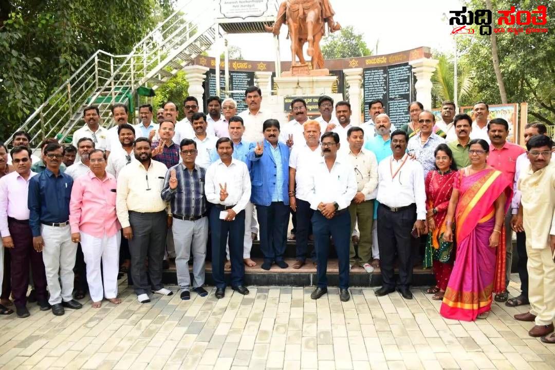 ಸರಕಾರಿ ನೌಕರರ ಸಂಘದ ಜಿಲ್ಲಾಧ್ಯಕ್ಷ ಸ್ಥಾನಕ್ಕೆ ಡಾ.ಸುರೇಶ್ ಶರ್ಮಾ ನಾಮಪತ್ರ ಸಲ್ಲಿಕೆ – ಬೆಂಬಲಿಗರೊಂದಿಗೆ ನಾಮಪತ್ರ ಸಲ್ಲಿಕೆ ಶಕ್ತಿ ಪ್ರದರ್ಶನ….. ಸರಕಾರಿ ನೌಕರರ ಸಂಘದ ಜಿಲ್ಲಾಧ್ಯಕ್ಷ ಸ್ಥಾನಕ್ಕೆ ಡಾ.ಸುರೇಶ್ ಶರ್ಮಾ ನಾಮಪತ್ರ ಸಲ್ಲಿಕೆ – ಬೆಂಬಲಿಗರೊಂದಿಗೆ ನಾಮಪತ್ರ ಸಲ್ಲಿಕೆ ಶಕ್ತಿ ಪ್ರದರ್ಶನ…..