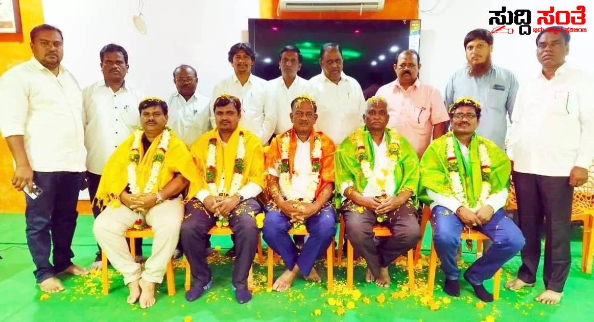 ಸರಕಾರಿ ನೌಕರ ಸಂಘದ ನೂತನ ಪ್ರತಿನಿಧಿಗಳಿಗೆ ಸನ್ಮಾನ – ಕರ್ನಾಟಕ ರಾಜ್ಯ ಪ್ರೌಢಶಾಲಾ ಮುಖ್ಯೋಪಾದ್ಯಯರ ಸಂಘದಿಂದ ನಡೆಯಿತು ಸನ್ಮಾನ ಗೌರವ….. ಸರಕಾರಿ ನೌಕರ ಸಂಘದ ನೂತನ ಪ್ರತಿನಿಧಿಗಳಿಗೆ ಸನ್ಮಾನ – ಕರ್ನಾಟಕ ರಾಜ್ಯ ಪ್ರೌಢಶಾಲಾ ಮುಖ್ಯೋಪಾದ್ಯಯರ ಸಂಘದಿಂದ ನಡೆಯಿತು ಸನ್ಮಾನ ಗೌರವ…..