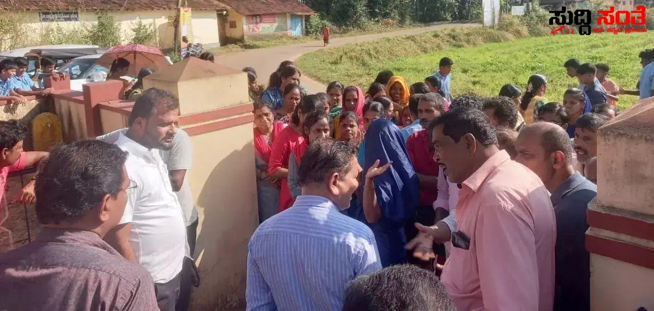 ಮುಖ್ಯಶಿಕ್ಷಕಿ ವಿರುದ್ದ ಪ್ರತಿಭಟನೆ – ವಿದ್ಯಾರ್ಥಿಗಳೊಂದಿಗೆ ಪ್ರತಿಭಟನೆ ಮಾಡಿದ ಪೋಷಕರು ಸ್ಥಳಕ್ಕೆ ಅಧಿಕಾರಿಗಳು ಭೇಟಿ….. ಮುಖ್ಯಶಿಕ್ಷಕಿ ವಿರುದ್ದ ಪ್ರತಿಭಟನೆ – ವಿದ್ಯಾರ್ಥಿಗಳೊಂದಿಗೆ ಪ್ರತಿಭಟನೆ ಮಾಡಿದ ಪೋಷಕರು ಸ್ಥಳಕ್ಕೆ ಅಧಿಕಾರಿಗಳು ಭೇಟಿ…..