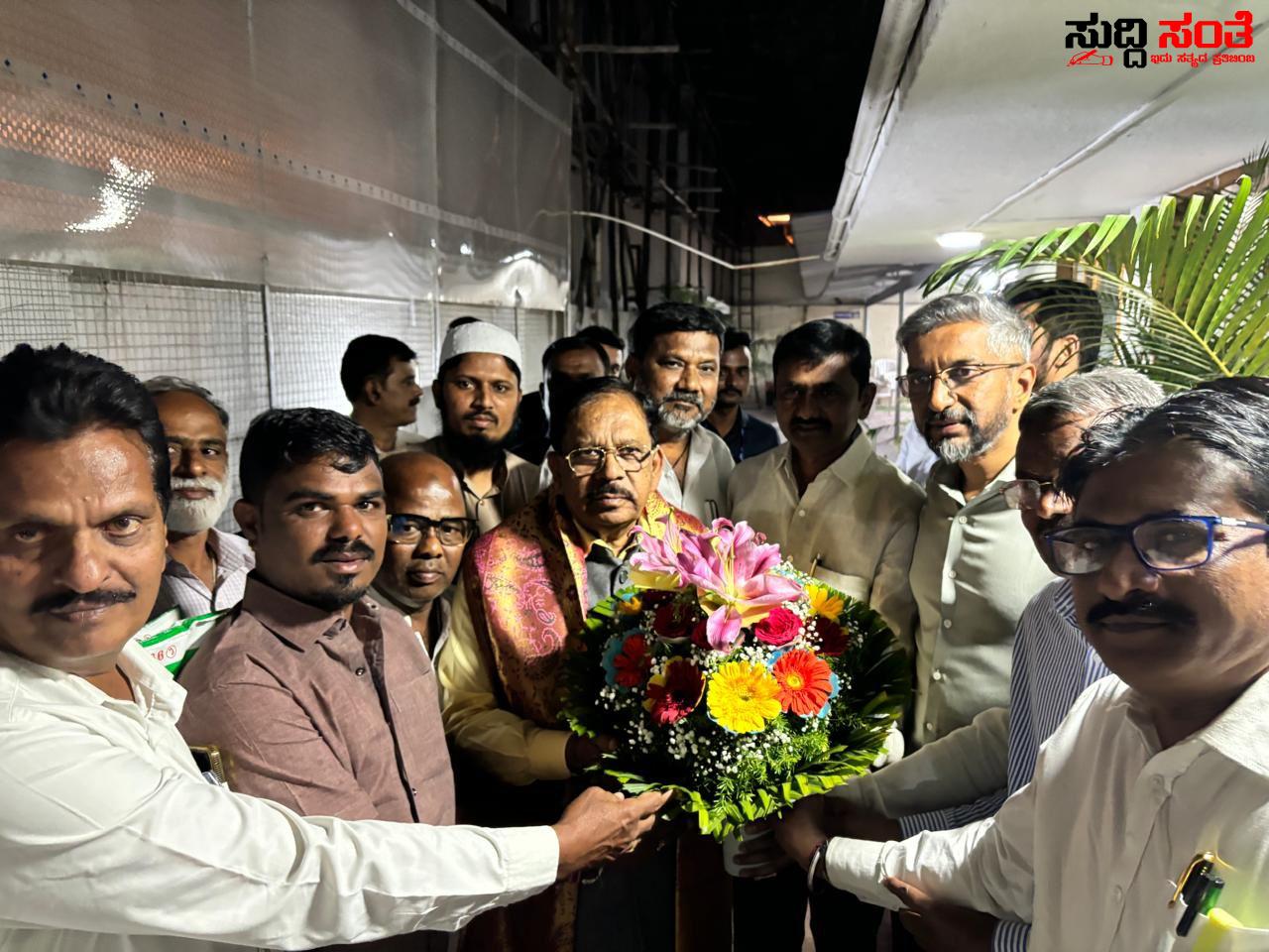 ಗೃಹ ಸಚಿವರನ್ನು ಭೇಟಿಯಾದ ಉತ್ತರ ಕರ್ನಾಟಕದ ಯುವ ಮುಖಂಡರ ಟೀಮ್ – ಯುವ ಮುಖಂಡ ನಜೀರ್ ಕಂಗನೊಳ್ಳಿ ಗೆ ವಿಧಾನ ಪರಿಷತ್ ಸದಸ್ಯ ಸ್ಥಾನಕ್ಕೆ ಒತ್ತಾಯಿಸಿದ ಬಸು ಭಜಂತ್ರಿ ಆಂಡ್ ಟೀಮ್….. ಗೃಹ ಸಚಿವರನ್ನು ಭೇಟಿಯಾದ ಉತ್ತರ ಕರ್ನಾಟಕದ ಯುವ ಮುಖಂಡರ ಟೀಮ್ – ಯುವ ಮುಖಂಡ ನಜೀರ್ ಕಂಗನೊಳ್ಳಿ ಗೆ ವಿಧಾನ ಪರಿಷತ್ ಸದಸ್ಯ ಸ್ಥಾನಕ್ಕೆ ಒತ್ತಾಯಿಸಿದ ಬಸು ಭಜಂತ್ರಿ ಆಂಡ್ ಟೀಮ್…..