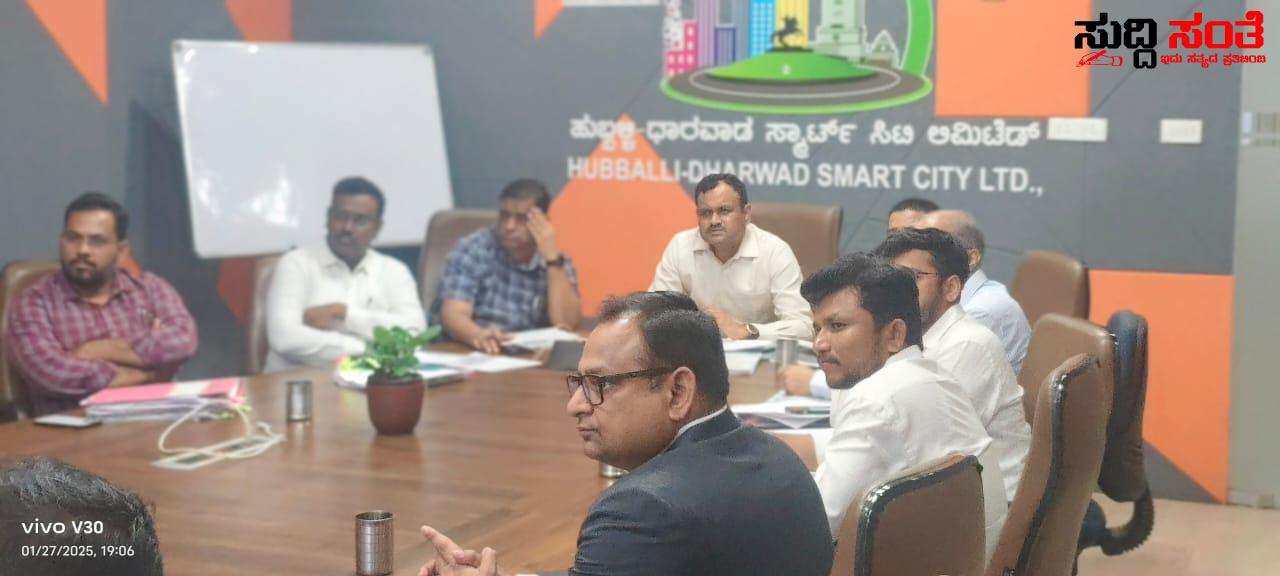 ಅಧಿಕಾರ ವಹಿಸಿಕೊಂಡ ಬೆನ್ನಲ್ಲೇ ಅಧಿಕಾರಿಗಳ ಚಳಿ ಬಿಡಿಸಿದ ಪಾಲಿಕೆಯ ನೂತನ ಆಯುಕ್ತರು – ಕೆಲಸ ಮಾಡಿ ಇಲ್ಲ ಕುರ್ಚಿ ಖಾಲಿ ಮಾಡಿ ಎನ್ನತ್ತಾ ತಾಕೀತು ಮಾಡಿದ ಡಾ ರುದ್ರೇಶ ಘಾಳಿ…..ಮೊದಲ ಸಭೆಯಲ್ಲಿಯೇ ಗುಡುಗು ಮಿಂಚುಗಳ ಆರ್ಭಟ….. ಅಧಿಕಾರ ವಹಿಸಿಕೊಂಡ ಬೆನ್ನಲ್ಲೇ ಅಧಿಕಾರಿಗಳ ಚಳಿ ಬಿಡಿಸಿದ ಪಾಲಿಕೆಯ ನೂತನ ಆಯುಕ್ತರು – ಕೆಲಸ ಮಾಡಿ ಇಲ್ಲ ಕುರ್ಚಿ ಖಾಲಿ ಮಾಡಿ ಎನ್ನತ್ತಾ ತಾಕೀತು ಮಾಡಿದ ಡಾ ರುದ್ರೇಶ ಘಾಳಿ…..ಮೊದಲ ಸಭೆಯಲ್ಲಿಯೇ ಗುಡುಗು ಮಿಂಚುಗಳ ಆರ್ಭಟ…..