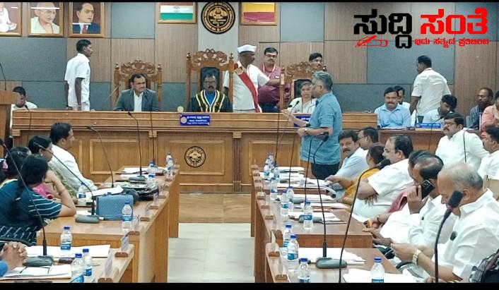 ಹುಬ್ಬಳ್ಳಿ ಧಾರವಾಡ ಮಹಾನಗರ ಪಾಲಿಕೆಯ ಇತಿಹಾಸದಲ್ಲಿಯೇ ಹೊಸದೊಂದು ದಾಖಲೆ ಬರೆದ ನಿರ್ಗಮಿತ ಪಾಲಿಕೆಯ ಆಯುಕ್ತ ಡಾ ಈಶ್ವರ ಉಳ್ಳಾಗಡ್ಡಿ – ವಿಷಯ ಗೊತ್ತುವಳಿಯೊಂದಿಗೆ ಮೊದಲ ಬಾರಿಗೆ ಪಾಲಿಕೆಯ ಸಭೆಯಲ್ಲಿ ಚರ್ಚೆಯಾಯಿತು ಆಯುಕ್ತರ ಕೆಲಸ ಕಾರ್ಯಗಳು….. ಹುಬ್ಬಳ್ಳಿ ಧಾರವಾಡ ಮಹಾನಗರ ಪಾಲಿಕೆಯ ಇತಿಹಾಸದಲ್ಲಿಯೇ ಹೊಸದೊಂದು ದಾಖಲೆ ಬರೆದ ನಿರ್ಗಮಿತ ಪಾಲಿಕೆಯ ಆಯುಕ್ತ ಡಾ ಈಶ್ವರ ಉಳ್ಳಾಗಡ್ಡಿ – ವಿಷಯ ಗೊತ್ತುವಳಿಯೊಂದಿಗೆ ಮೊದಲ ಬಾರಿಗೆ ಪಾಲಿಕೆಯ ಸಭೆಯಲ್ಲಿ ಚರ್ಚೆಯಾಯಿತು ಆಯುಕ್ತರ ಕೆಲಸ ಕಾರ್ಯಗಳು…..