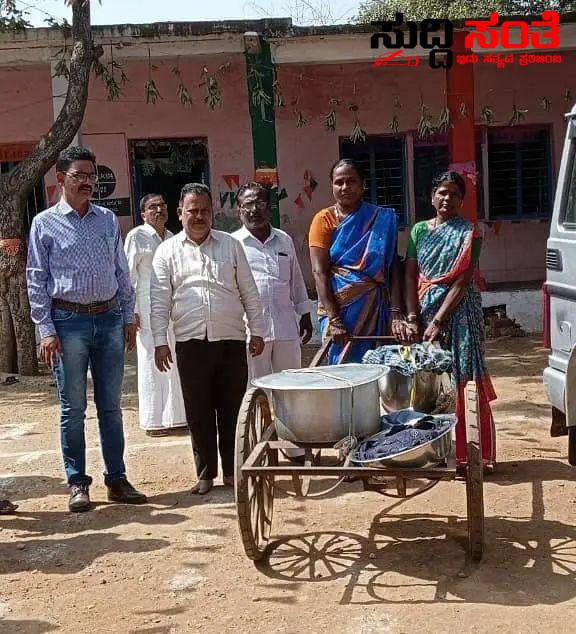 ಸರ್ಕಾರಿ ಶಾಲೆಗೆ ಬಂತು ಬಿಸಿಯೂಟ – 11 ವರ್ಷದ ನಂತರ ಶಾಲೆಗೆ ಬಂತು ಬಿಸಿಯೂಟ ಇಮ್ಮಡಿಗೊಂಡಿತು ಶಾಲಾ ಮಕ್ಕಳ ಸಂತೋಷ ಸಂಭ್ರಮ….. ಸರ್ಕಾರಿ ಶಾಲೆಗೆ ಬಂತು ಬಿಸಿಯೂಟ – 11 ವರ್ಷದ ನಂತರ ಶಾಲೆಗೆ ಬಂತು ಬಿಸಿಯೂಟ ಇಮ್ಮಡಿಗೊಂಡಿತು ಶಾಲಾ ಮಕ್ಕಳ ಸಂತೋಷ ಸಂಭ್ರಮ…..