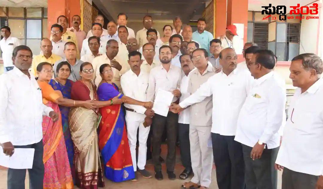 7ನೇ ವೇತನ ಆಯೋಗದ ಸೌಲಭ್ಯ ನೀಡಿ ನೌಕರರ ಪ್ರತಿಭಟನೆ – ಅನ್ಯಾಯ ಸರಿಪಡಿಸಲು ಆಗ್ರಹ CM ಗೆ ಪತ್ರ ಬರೆದು ಕಳುಹಿಸಿದ ನೌಕರರು….. 7ನೇ ವೇತನ ಆಯೋಗದ ಸೌಲಭ್ಯ ನೀಡಿ ನೌಕರರ ಪ್ರತಿಭಟನೆ – ಅನ್ಯಾಯ ಸರಿಪಡಿಸಲು ಆಗ್ರಹ CM ಗೆ ಪತ್ರ ಬರೆದು ಕಳುಹಿಸಿದ ನೌಕರರು…..