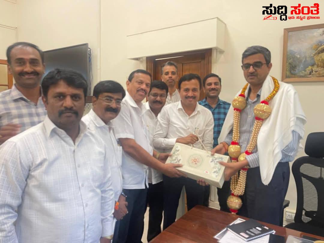 ಆರ್ಥಿಕ ಇಲಾಖೆಯ ಪ್ರಧಾನ ಕಾರ್ಯದರ್ಶಿಯವರನ್ನು ಭೇಟಿಯಾದ ರಾಜ್ಯ ಸರ್ಕಾರಿ ನೌಕರರ ಟೀಮ್ – ರಾಜ್ಯಾಧ್ಯಕ್ಷ ಸಿಎಸ್ ಷಡಾಕ್ಷರಿ ಯವರ ನೇತ್ರತ್ವದಲ್ಲಿ ಭೇಟಿ ಅಭಿನಂದನೆ ಸಲ್ಲಿಕೆ…..ನೌಕರರ ಬೇಡಿಕೆಗಳ ಈಡೇರಿಕೆಗೆ ಒತ್ತಾಯ….. ಆರ್ಥಿಕ ಇಲಾಖೆಯ ಪ್ರಧಾನ ಕಾರ್ಯದರ್ಶಿಯವರನ್ನು ಭೇಟಿಯಾದ ರಾಜ್ಯ ಸರ್ಕಾರಿ ನೌಕರರ ಟೀಮ್ – ರಾಜ್ಯಾಧ್ಯಕ್ಷ ಸಿಎಸ್ ಷಡಾಕ್ಷರಿ ಯವರ ನೇತ್ರತ್ವದಲ್ಲಿ ಭೇಟಿ ಅಭಿನಂದನೆ ಸಲ್ಲಿಕೆ…..ನೌಕರರ ಬೇಡಿಕೆಗಳ ಈಡೇರಿಕೆಗೆ ಒತ್ತಾಯ…..