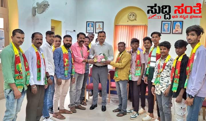 ಪಾಲಿಕೆಯ ನೂತನ ಆಯುಕ್ತರಿಗೆ ಜಯ ಕರ್ನಾಟಕ ಜನಪರ ವೇದಿಕೆಯಿಂದ ಸನ್ಮಾನ ಗೌರವ – ಪಾಲಿಕೆಗೆ ಅಧಿಕಾರ ವಹಿಸಿಕೊಂಡ ಡಾ ರುದ್ರೇಶ ಘಾಳಿಯವರನ್ನು ಸನ್ಮಾನಿಸಿ ಗೌರವಿಸಿ ಸ್ವಾಗತ ಮಾಡಿಕೊಂಡ ಮುತ್ತು ಬೆಳ್ಳಕ್ಕಿ ಆಂಡ್ ಟೀಮ್….. ಪಾಲಿಕೆಯ ನೂತನ ಆಯುಕ್ತರಿಗೆ ಜಯ ಕರ್ನಾಟಕ ಜನಪರ ವೇದಿಕೆಯಿಂದ ಸನ್ಮಾನ ಗೌರವ – ಪಾಲಿಕೆಗೆ ಅಧಿಕಾರ ವಹಿಸಿಕೊಂಡ ಡಾ ರುದ್ರೇಶ ಘಾಳಿಯವರನ್ನು ಸನ್ಮಾನಿಸಿ ಗೌರವಿಸಿ ಸ್ವಾಗತ ಮಾಡಿಕೊಂಡ ಮುತ್ತು ಬೆಳ್ಳಕ್ಕಿ ಆಂಡ್ ಟೀಮ್…..