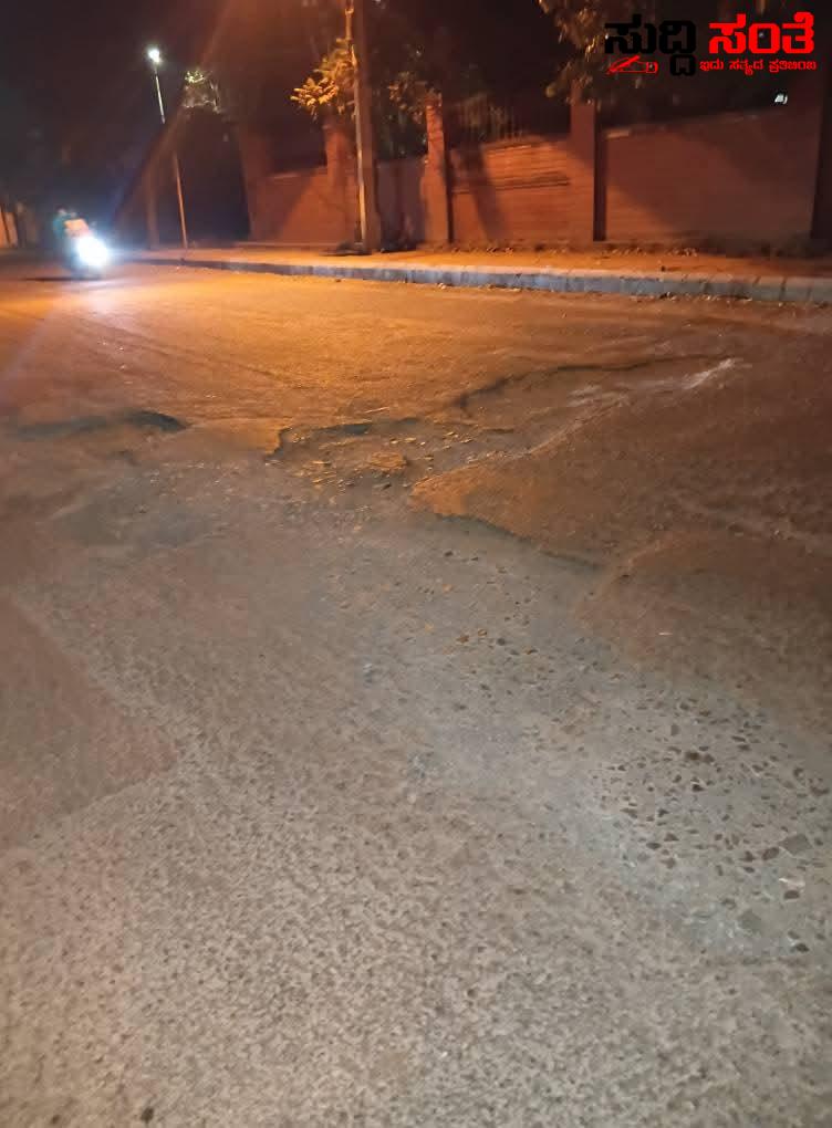 ಪಾಲಿಕೆಯ ಪಕ್ಕದಲ್ಲಿನ ರಸ್ತೆ ದುರಸ್ತಿಗೂ ಹಣ ಇಲ್ಲವಿಲ್ಲವೇ…..ಸಾರ್ವಜನಿಕರ ಪ್ರಶ್ನೆ – ಸಾಮಾಜಿಕ ಜಾಲ ತಾಣಗಳಲ್ಲಿ ಸಿಡಿದೆದ್ದ ಸಾರ್ವಜನಿಕರು…..ಆಯುಕ್ತರೇ ಪಾಲಿಕೆಯ ಪಕ್ಕದಲ್ಲಿನ ರಸ್ತೆ ದುರಸ್ತಿಗೂ ಹಣ ಇಲ್ಲವಿಲ್ಲವೇ…..ಸಾರ್ವಜನಿಕರ ಪ್ರಶ್ನೆ – ಸಾಮಾಜಿಕ ಜಾಲ ತಾಣಗಳಲ್ಲಿ ಸಿಡಿದೆದ್ದ ಸಾರ್ವಜನಿಕರು…..ಆಯುಕ್ತರೇ