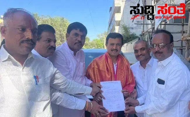 ಸರ್ಕಾರಿ ನೌಕರರ ಬೇಡಿಕೆಗಳ ಕುರಿತು ರಾಜ್ಯಾಧ್ಯಕ್ಷರನ್ನು ಭೇಟಿಯಾದ ಶಿಕ್ಷಕರು – ಬೇಡಿಕೆಗಳ ಕುರಿತು ಮನವಿ ನೀಡಿದ ಶಿಕ್ಷಕರು….. ಸರ್ಕಾರಿ ನೌಕರರ ಬೇಡಿಕೆಗಳ ಕುರಿತು ರಾಜ್ಯಾಧ್ಯಕ್ಷರನ್ನು ಭೇಟಿಯಾದ ಶಿಕ್ಷಕರು – ಬೇಡಿಕೆಗಳ ಕುರಿತು ಮನವಿ ನೀಡಿದ ಶಿಕ್ಷಕರು…..